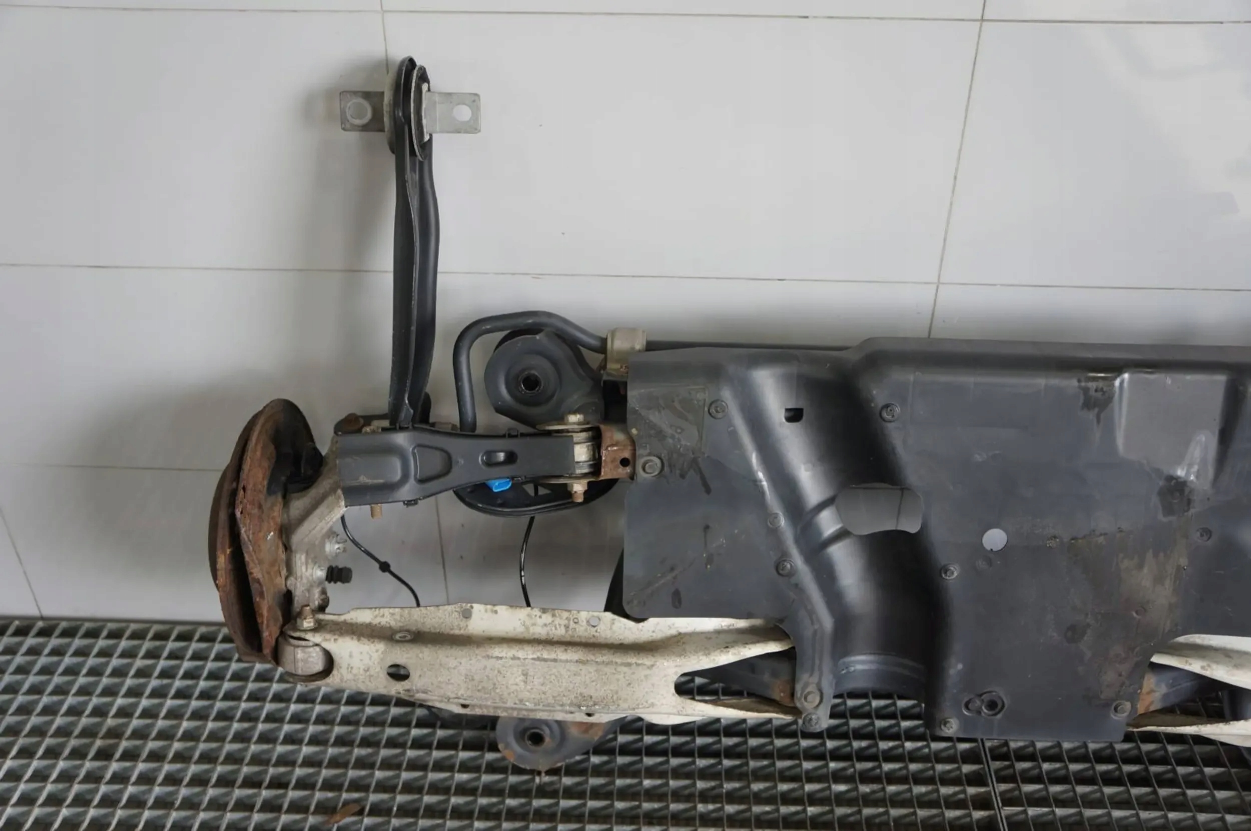 BELKA ZAWIESZENIA SANKI KOŁYSKA TYŁ TYLNA KPL MERCEDES B KLASA W246 LIFT Numer katalogowy części 2463503001