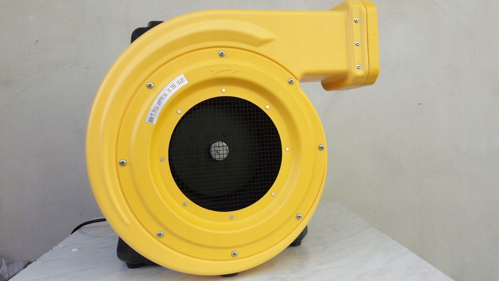 Dmuchawa, pompa do dużego dmuchańca, zamku 1800 W. Plastikowa obudowa.