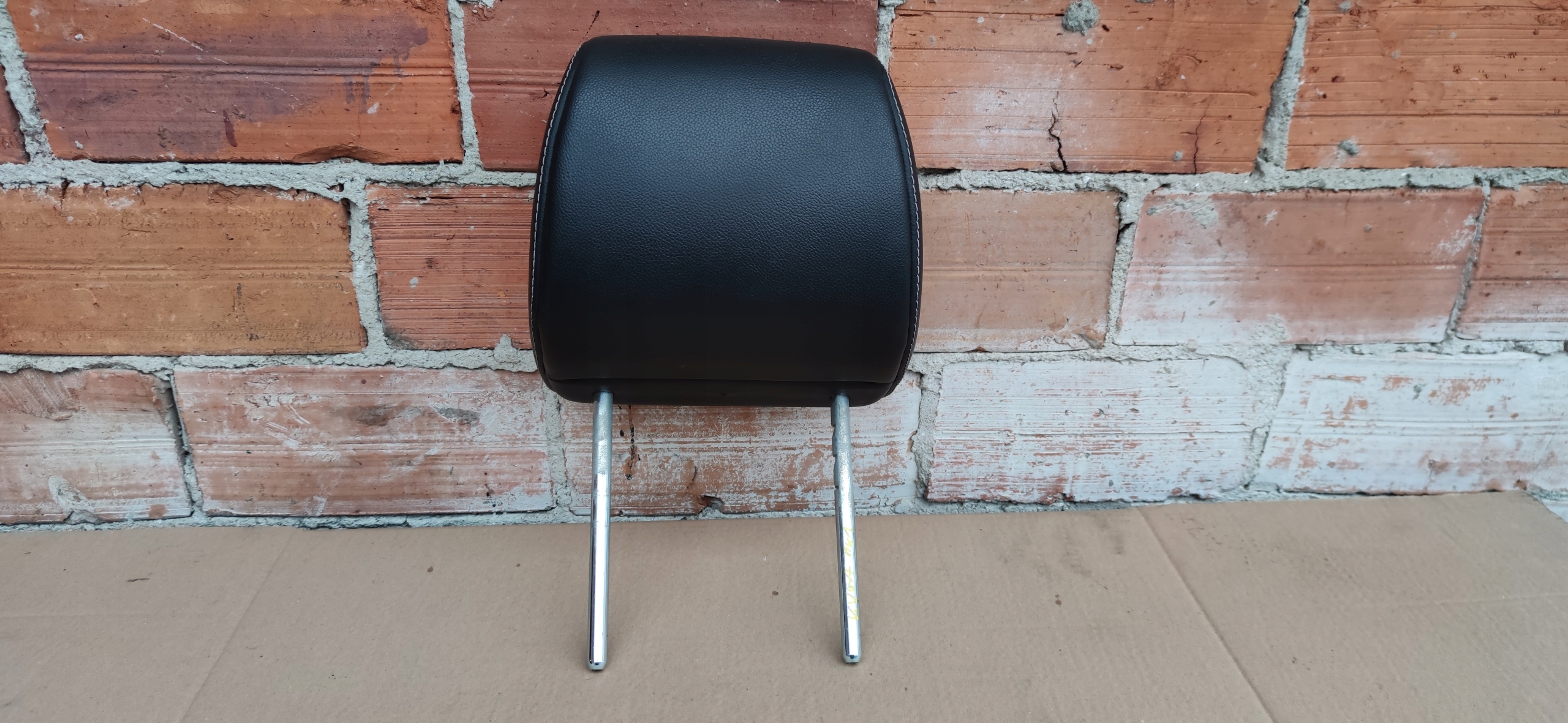 Kuga MK1 подголовник передний кожаный левый передний правый