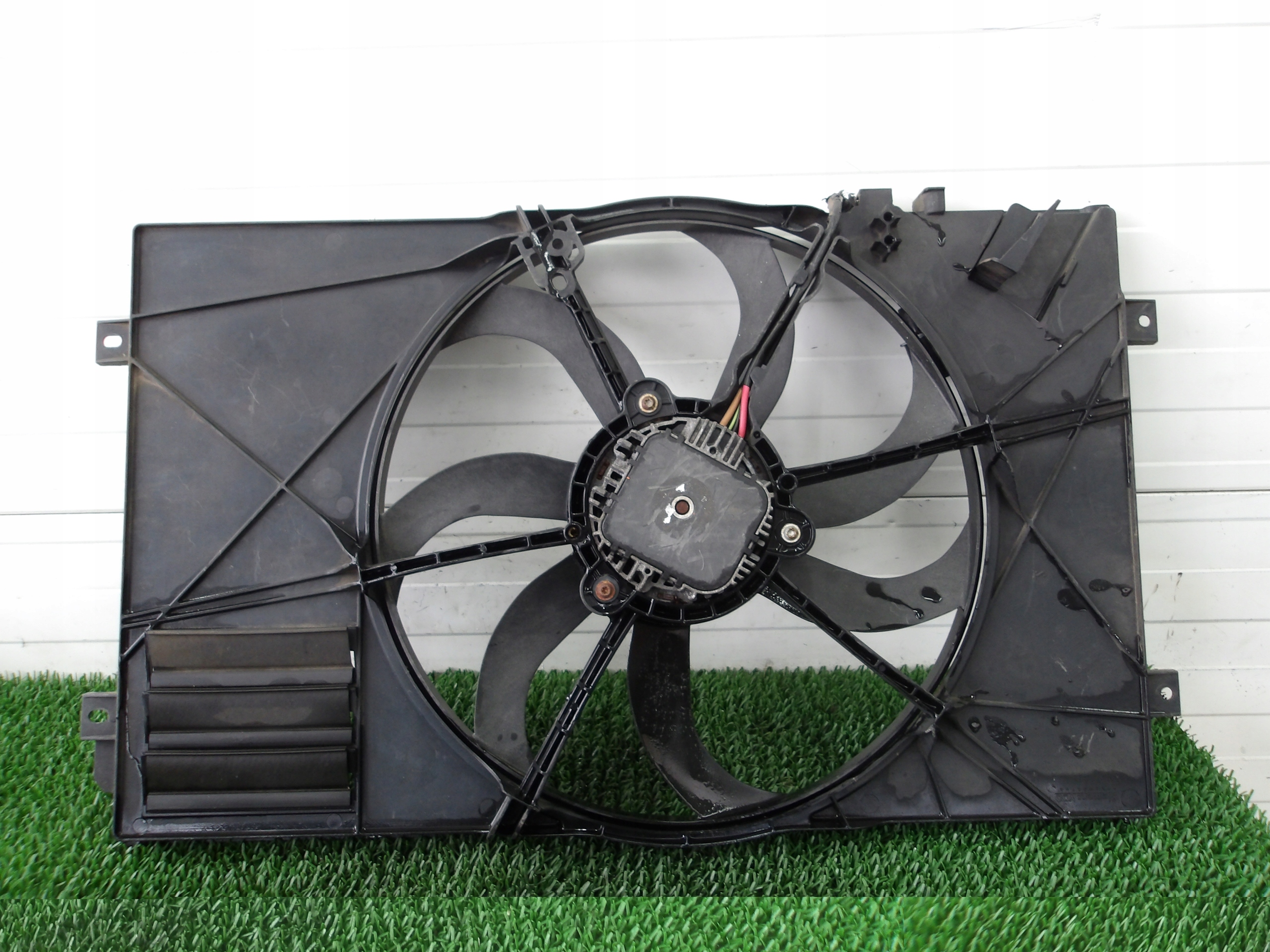 VW GOLF V 1.6 FSI ventilátor chladiče obal OE