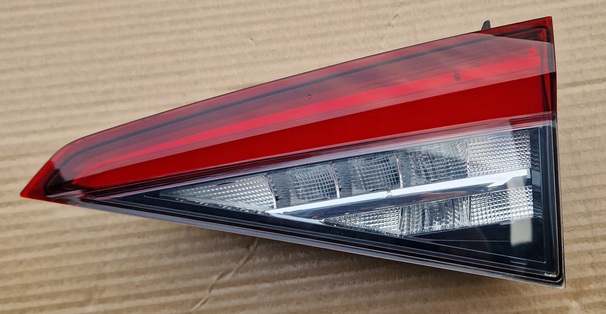 LAMPA LED TYŁ PRAWA W KLAPĘ SKODA KODIAQ 565945308B