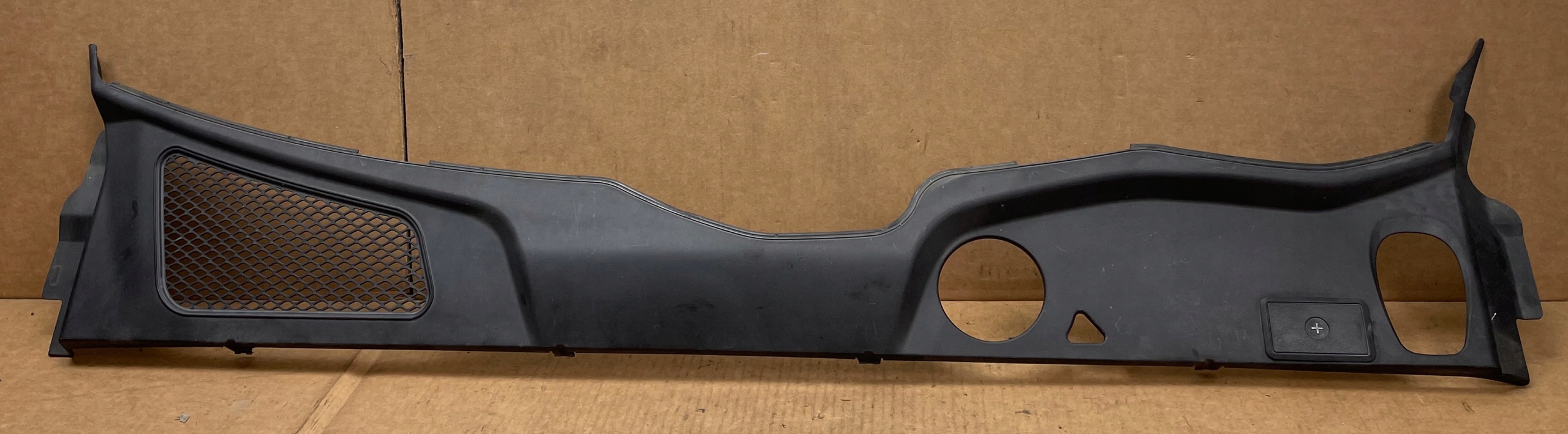 B1 PORSCHE MACAN S 2015 cover under the window torpedo 95B819447C