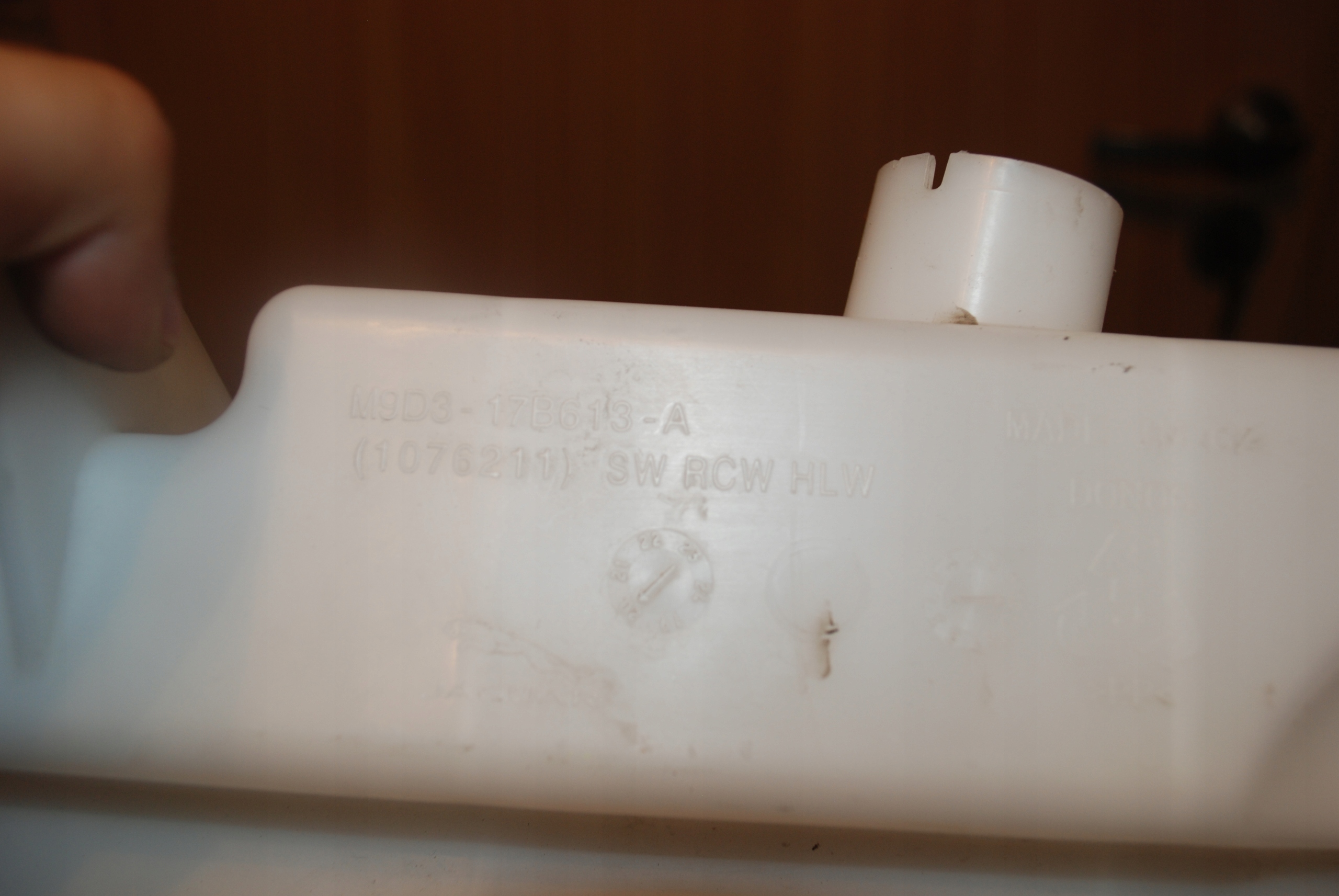 бачок омывателя jaguar M9D3-17B613-A 2018 r.- oe