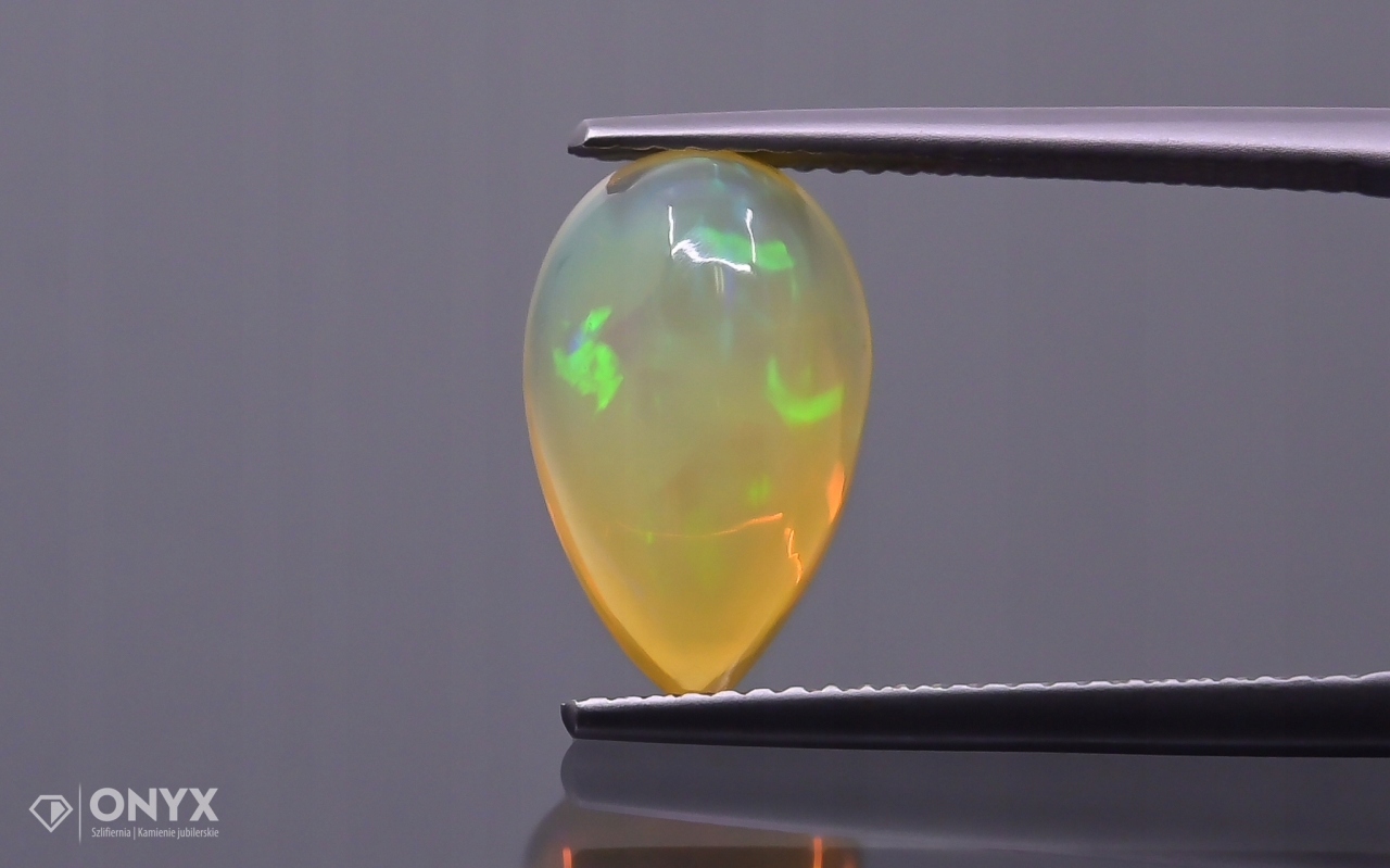 Opál z Etiopie kabošon slza 13,5x8,5 mm