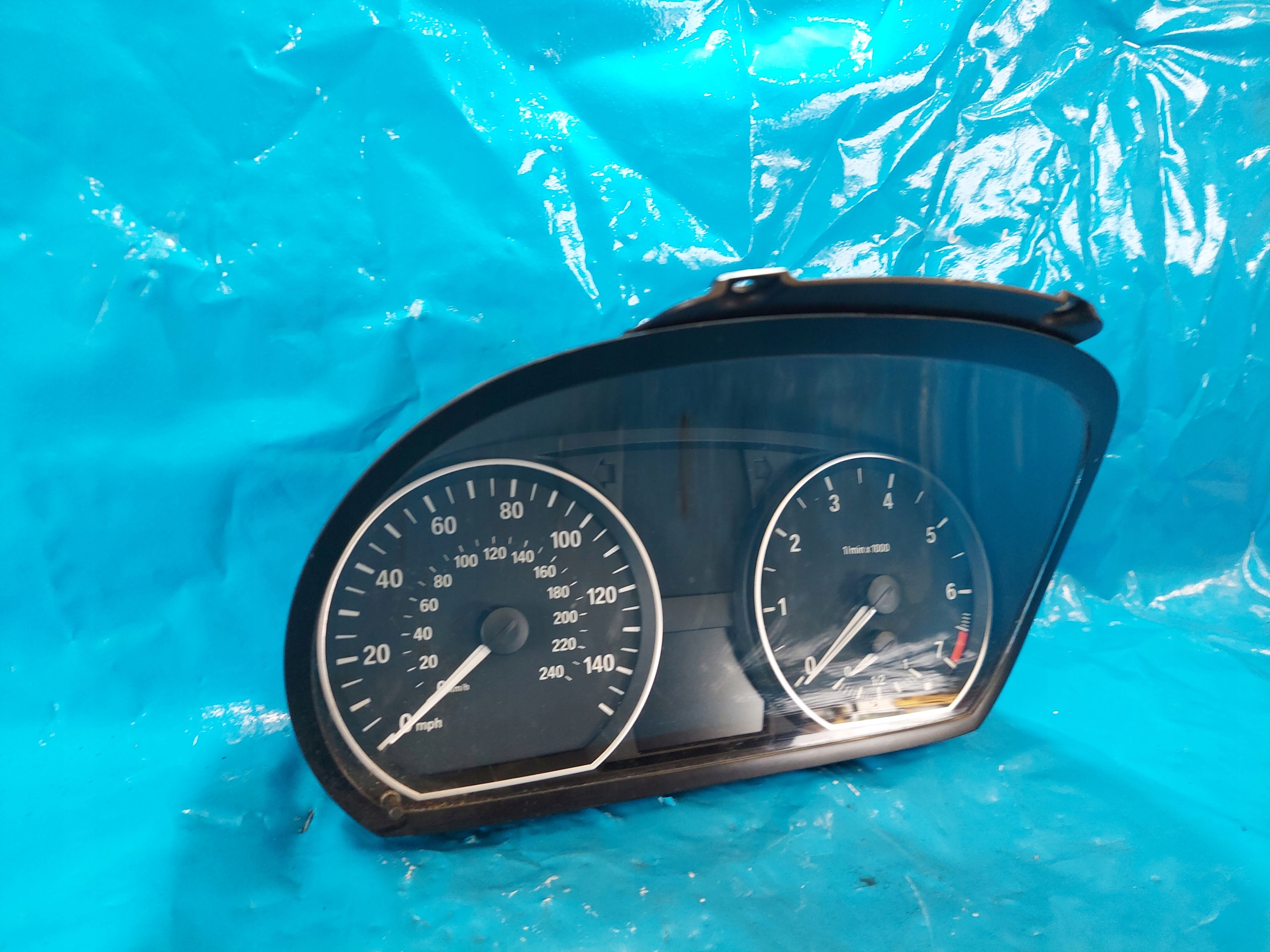 dials clock BMW 116 and 2009 R UK