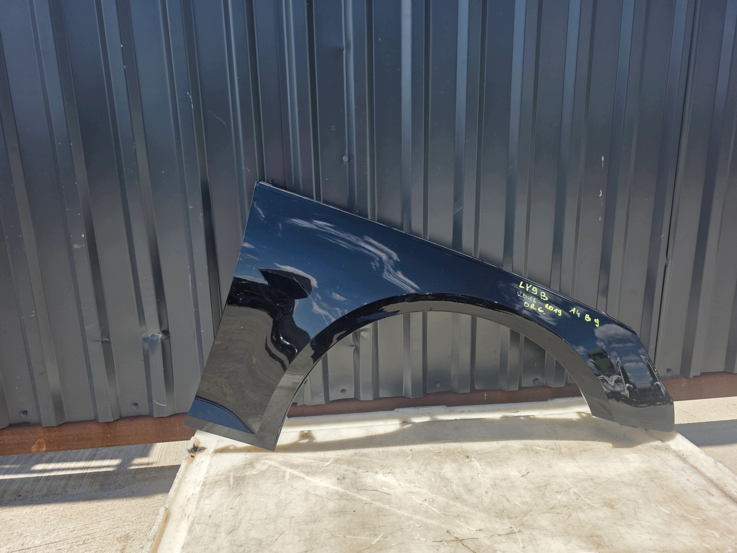 fender right front AUDI A4 B9 2016-2019 LY9B original !!!