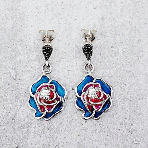Stříbrné náušnice s barevnými květinami.