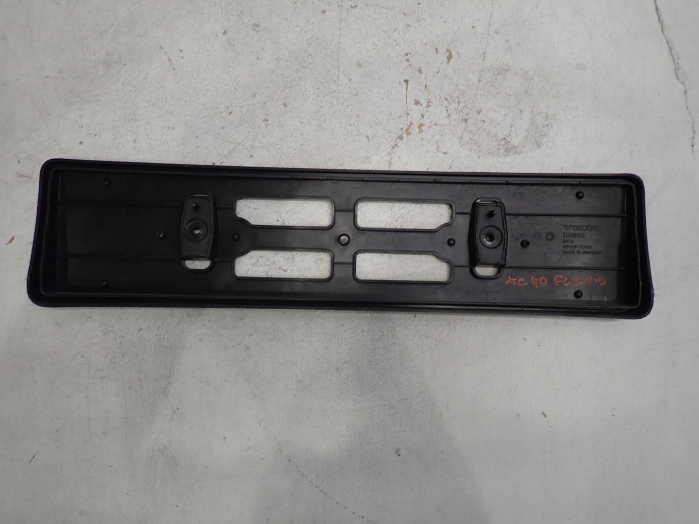 pad below tablice VOLVO XC40 LIFT 2021- 31690950