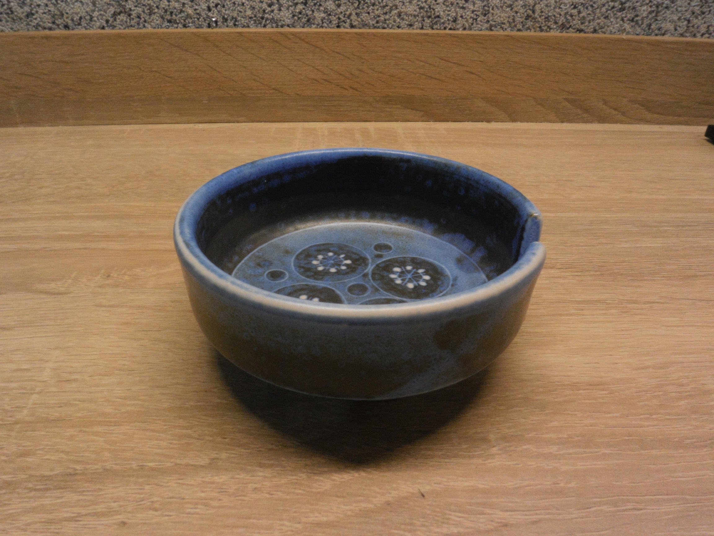Ceramiczna popielnica niebieska