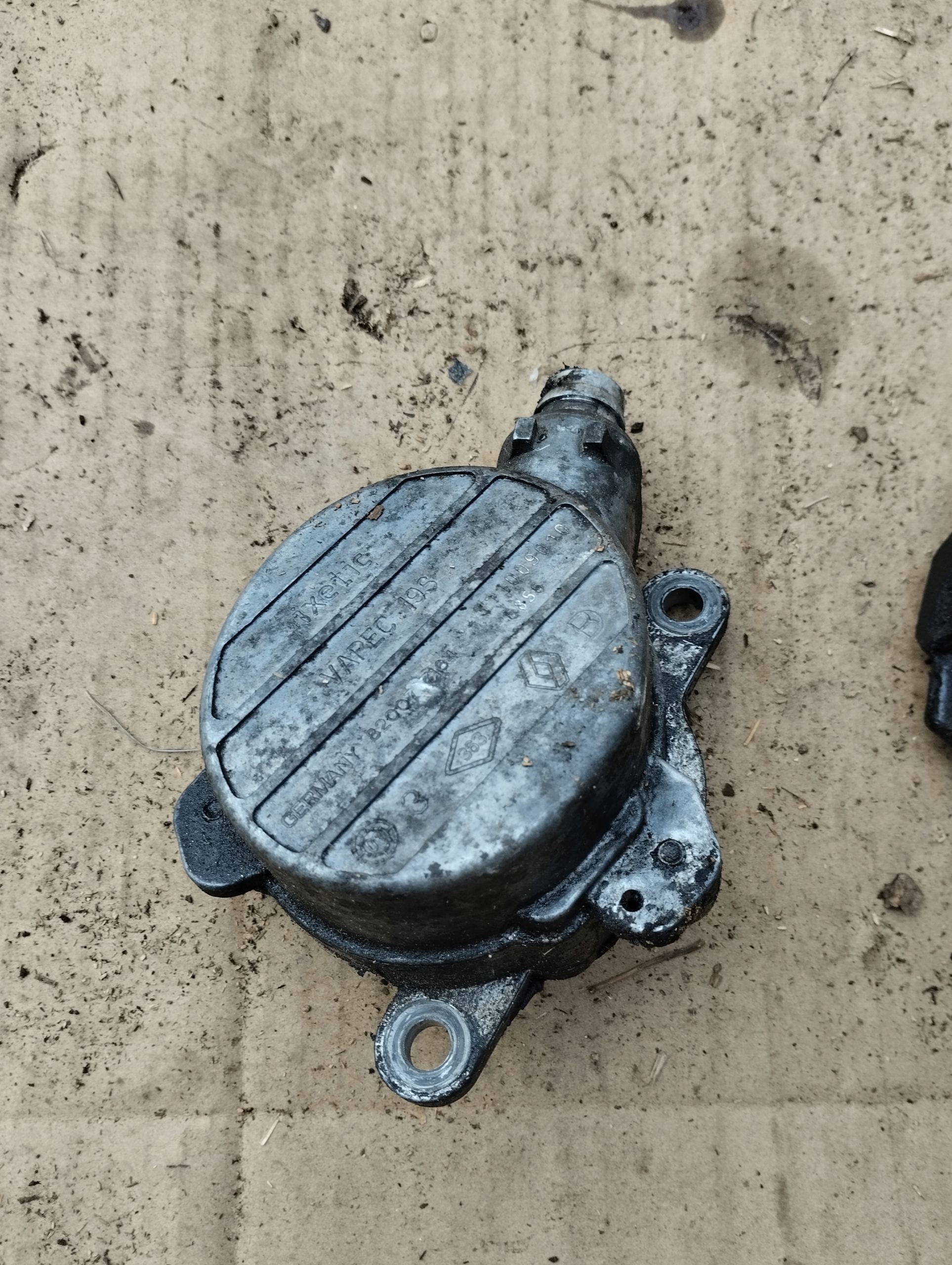 вакум насос 2.5 G9T renault MASTER II 8200797164