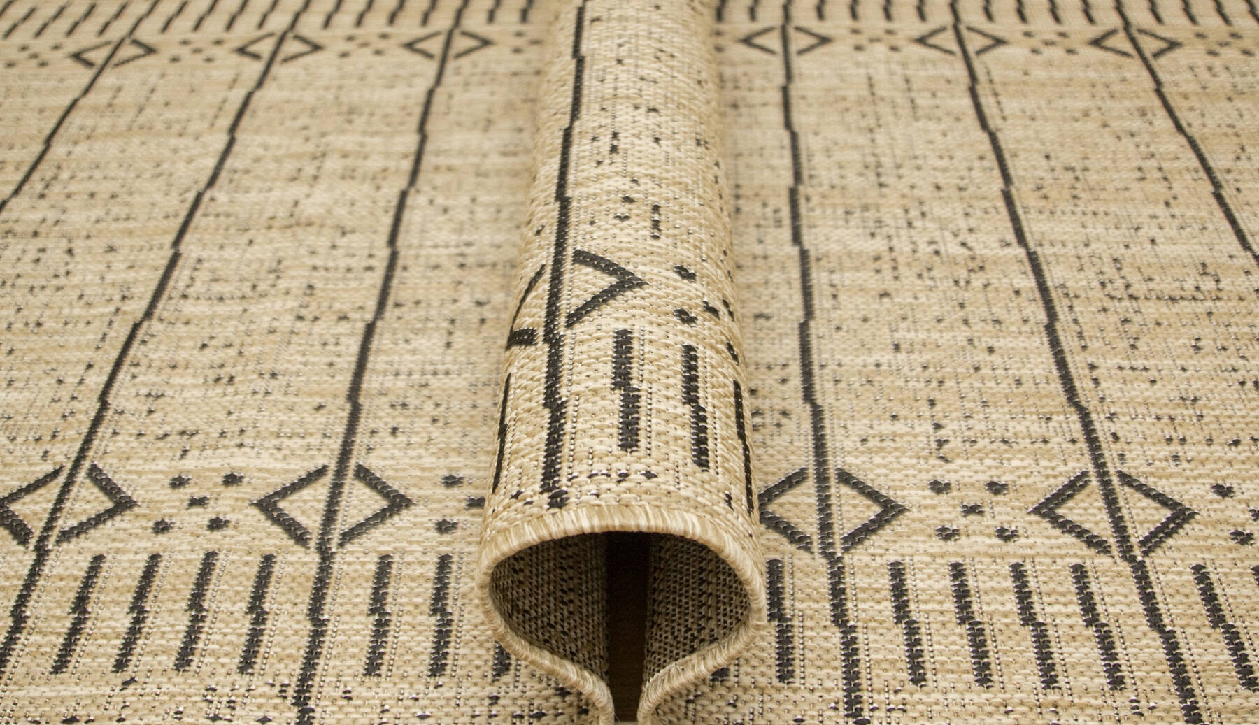 szer. 100 cm SZNURKOWY CHODNIK TERRA BEŻ ANTRACYT W LINIE ROMBY AZTEC Typ na metry