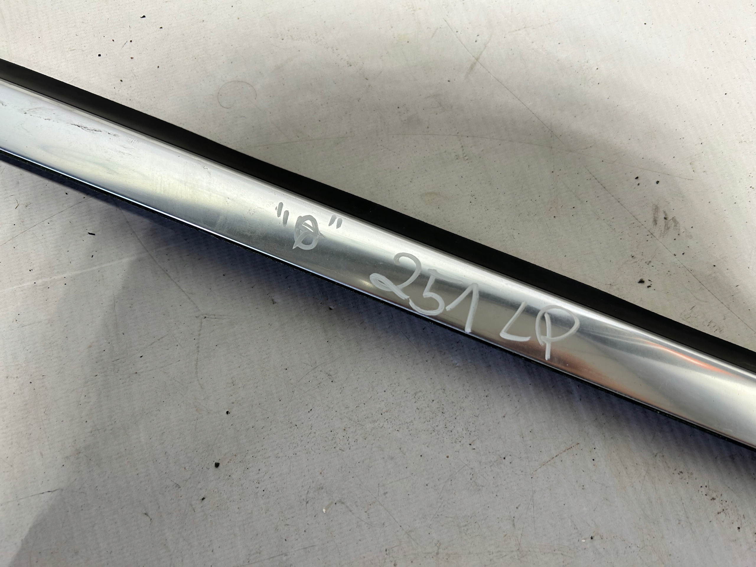 moulding door left front dust CHROM MERCEDES W251