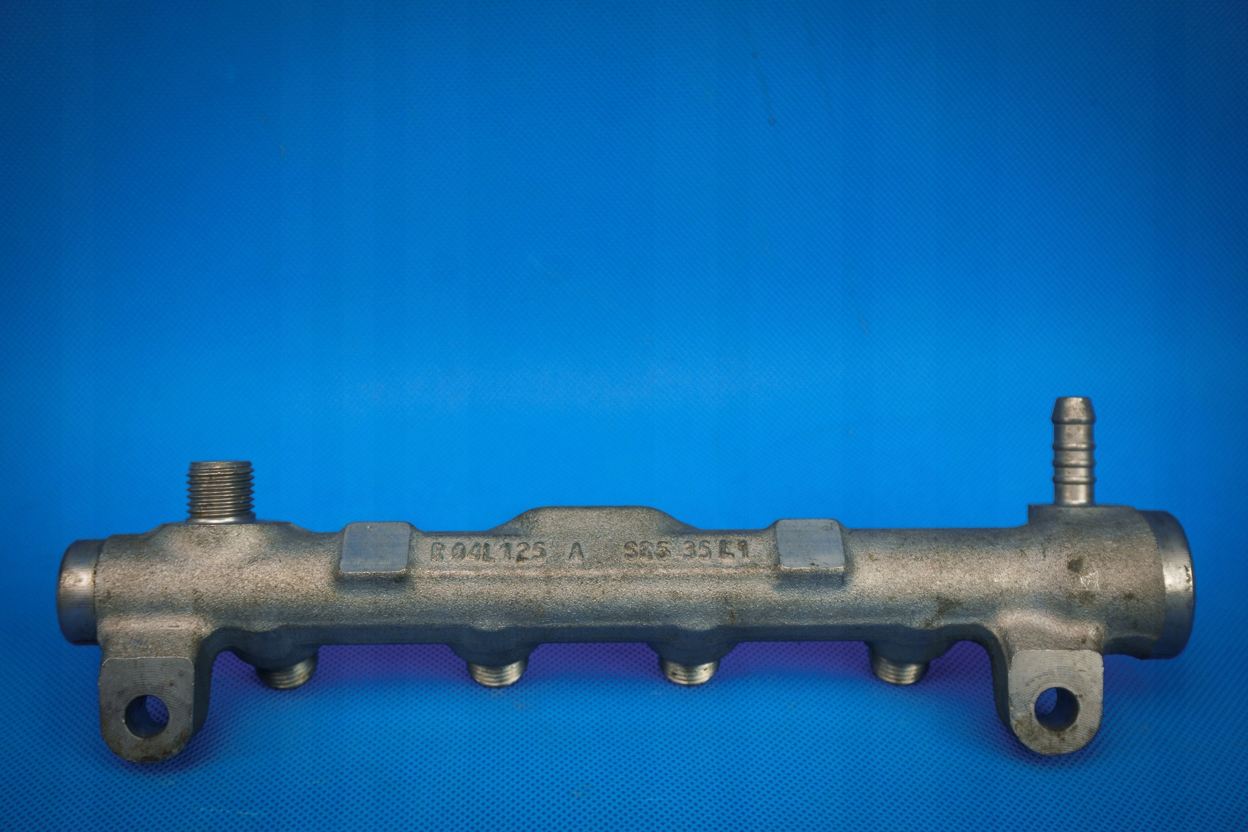 distributeur carburant moulage Audi A4 A5 A6 04L130089E