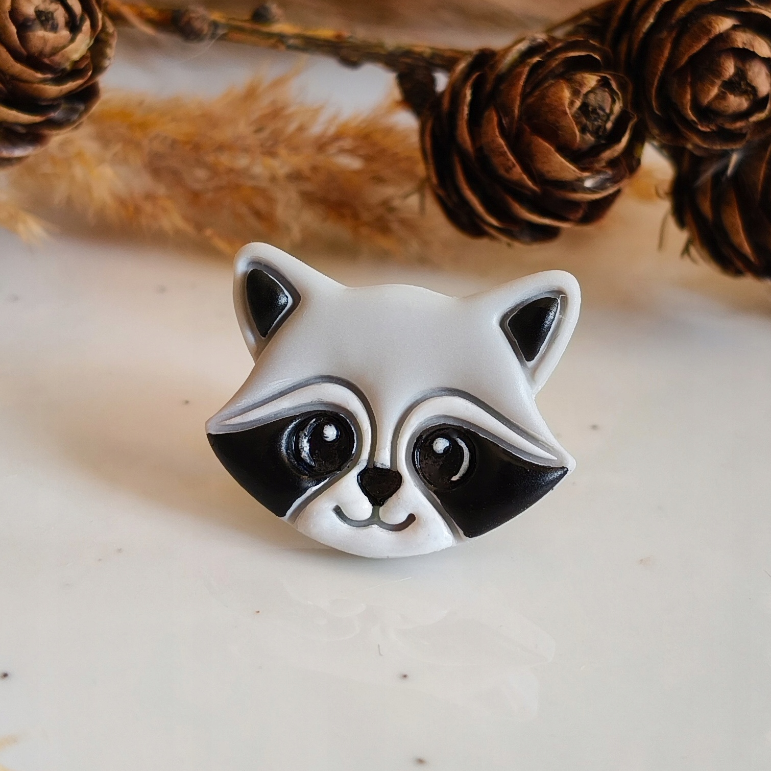 Pin mýval s obrázkem mývala, brož, připínáček na oblečení, boho