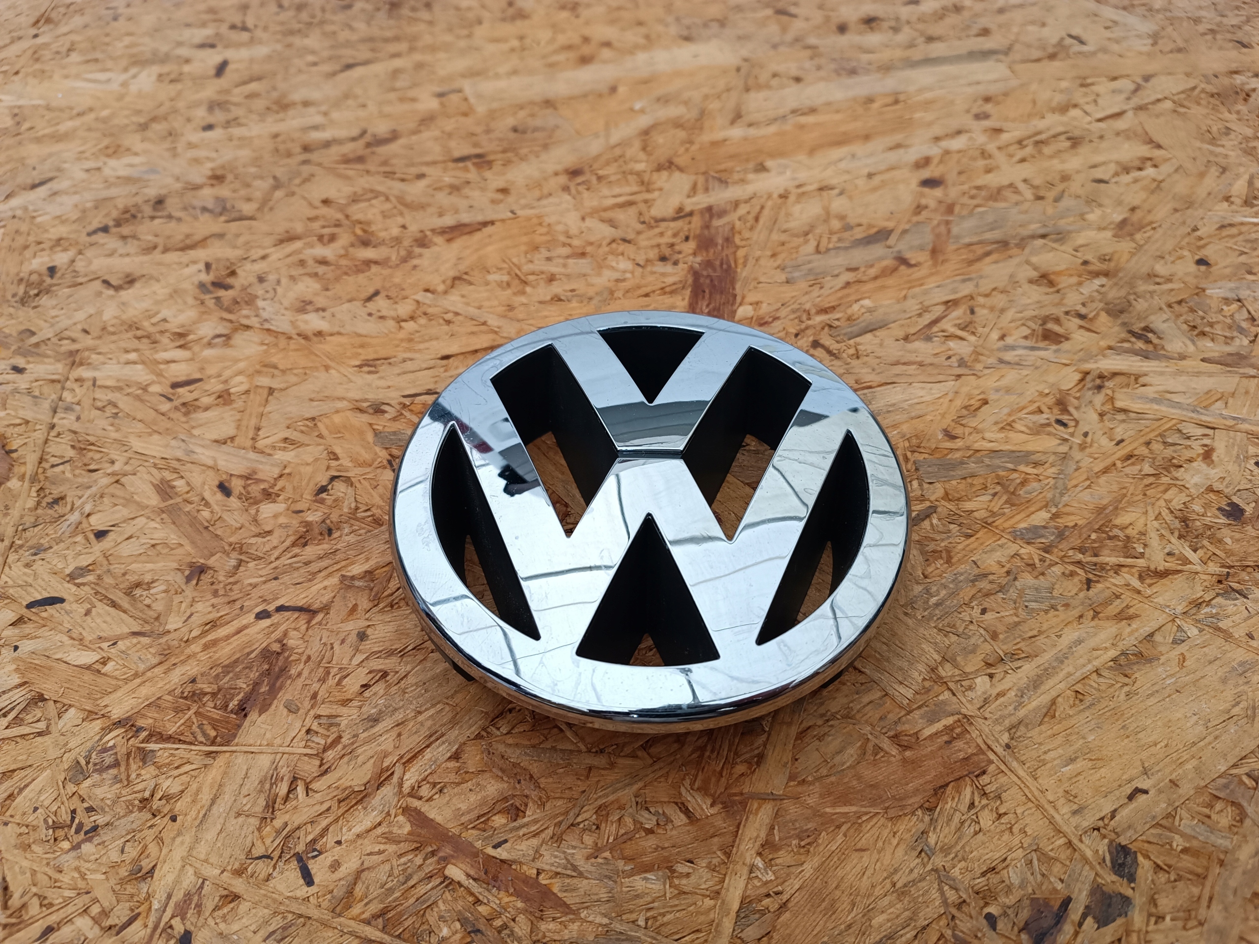 EMBLEMAT ZNACZEK LOGO PRZÓD 5M0853601 VOLKSWAGEN TOUAREG 08- LIFT Numer katalogowy części 5M0853601