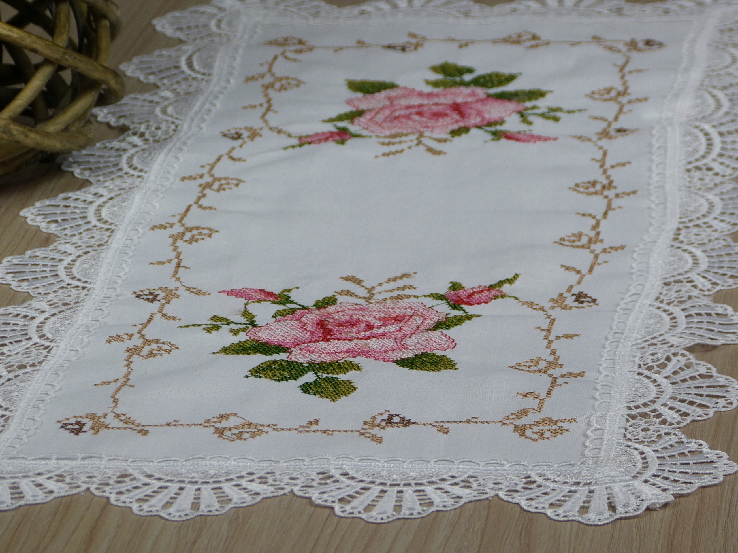 

Bieżnik z gipiurą biały 40x85 wyhaftowana róża