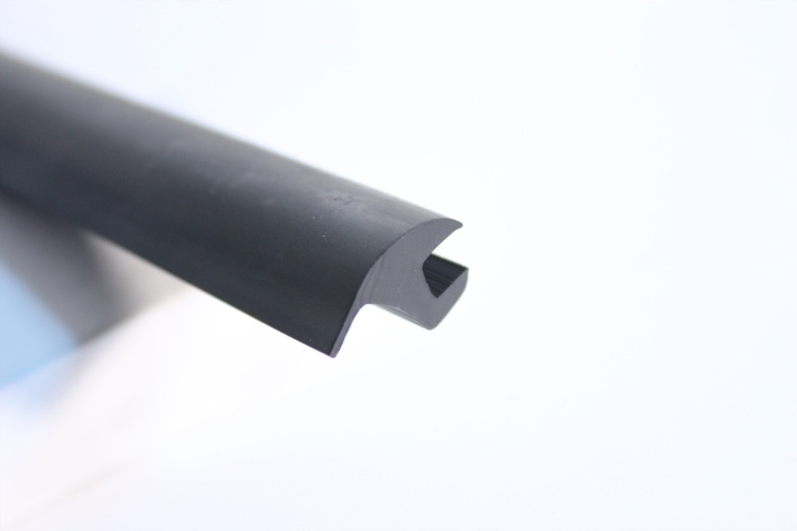 USZCZELKA UNIWERSALNA DO SZYBY MAZDA 626 TYP 16