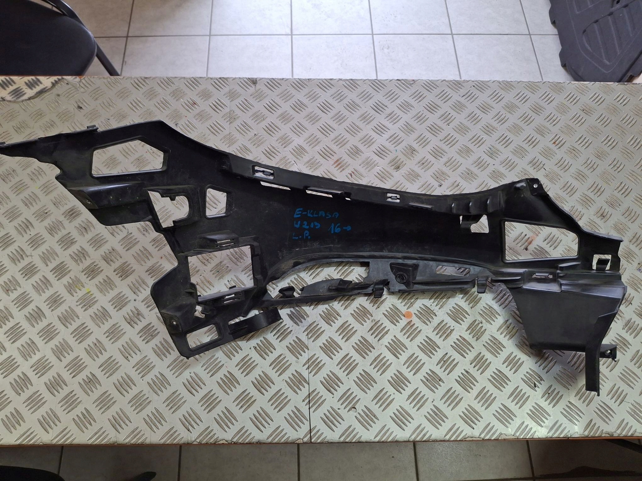left bumper bracket of the front MERCEDES E-KLASA W213 2016->