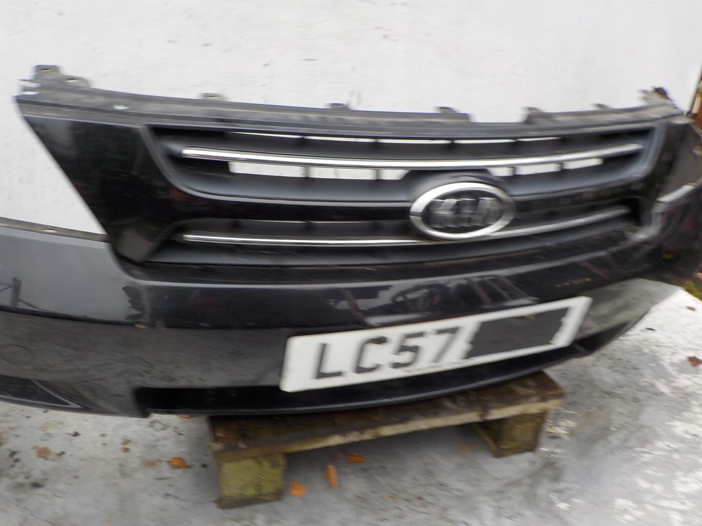 41 KIA SEDONA bumper front front