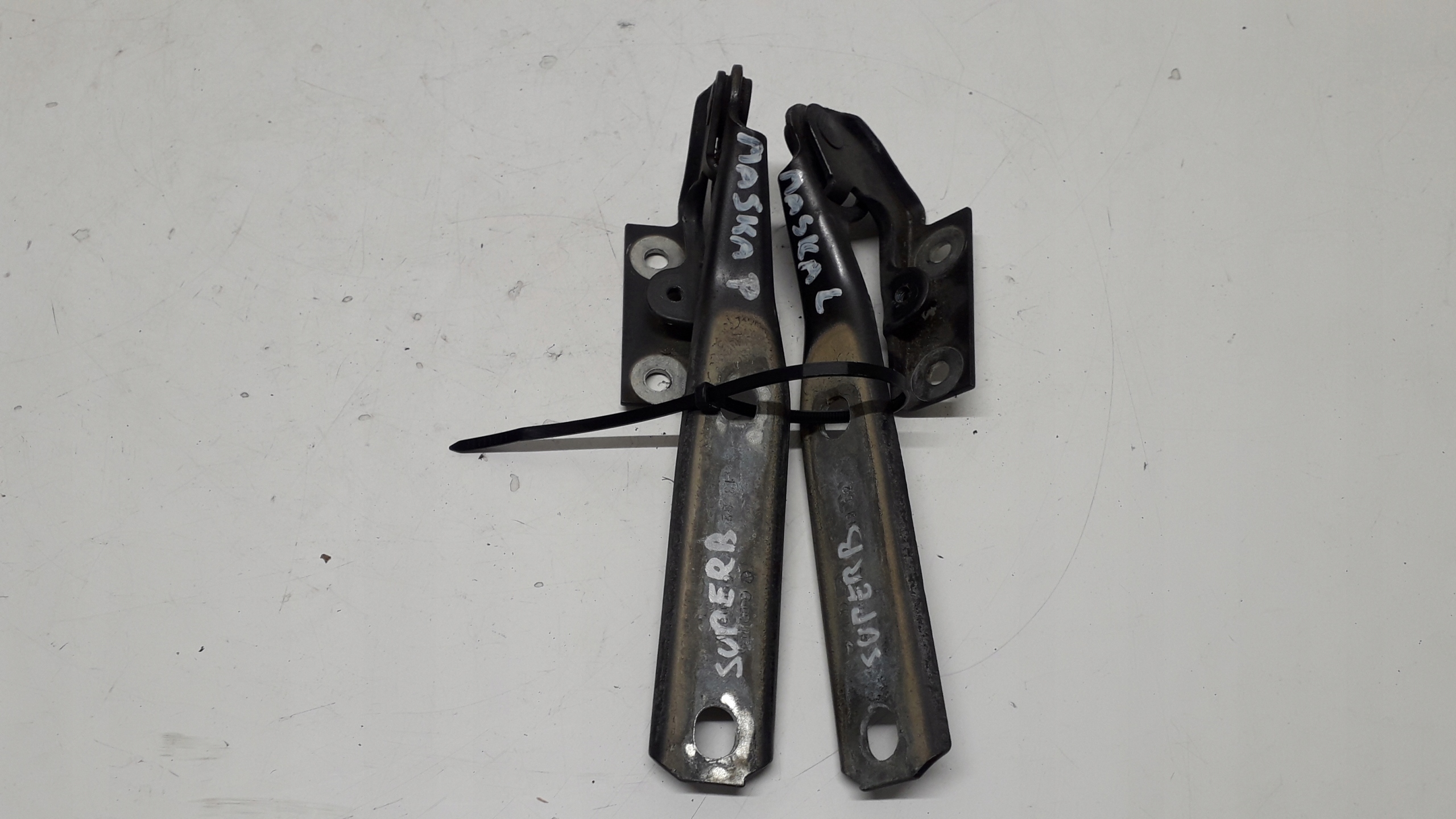 SUPERB I 1 01-08 ZAWIASY MASKI PRZÓD