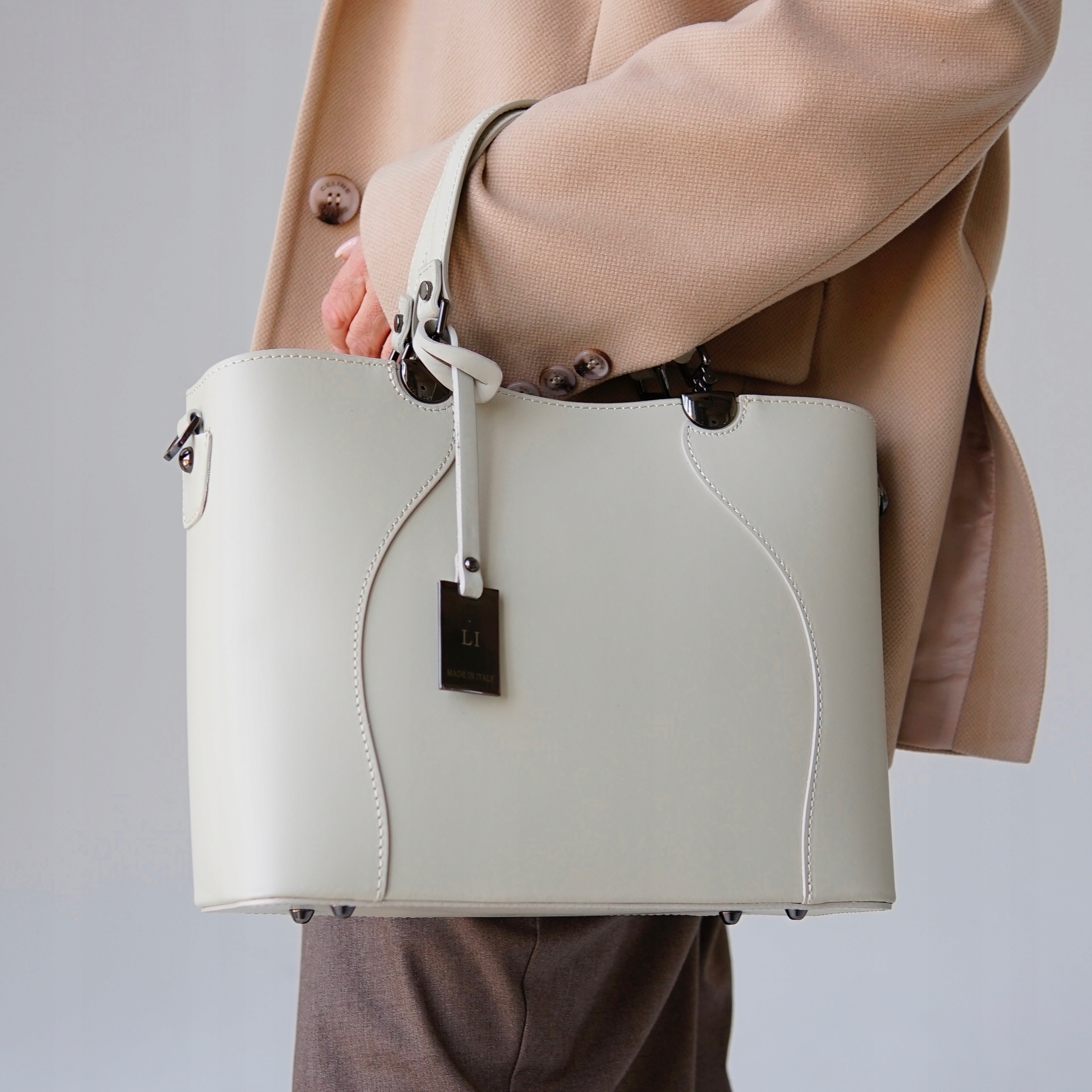 Dámská kabelka z přírodní kůže Carmina Ecru