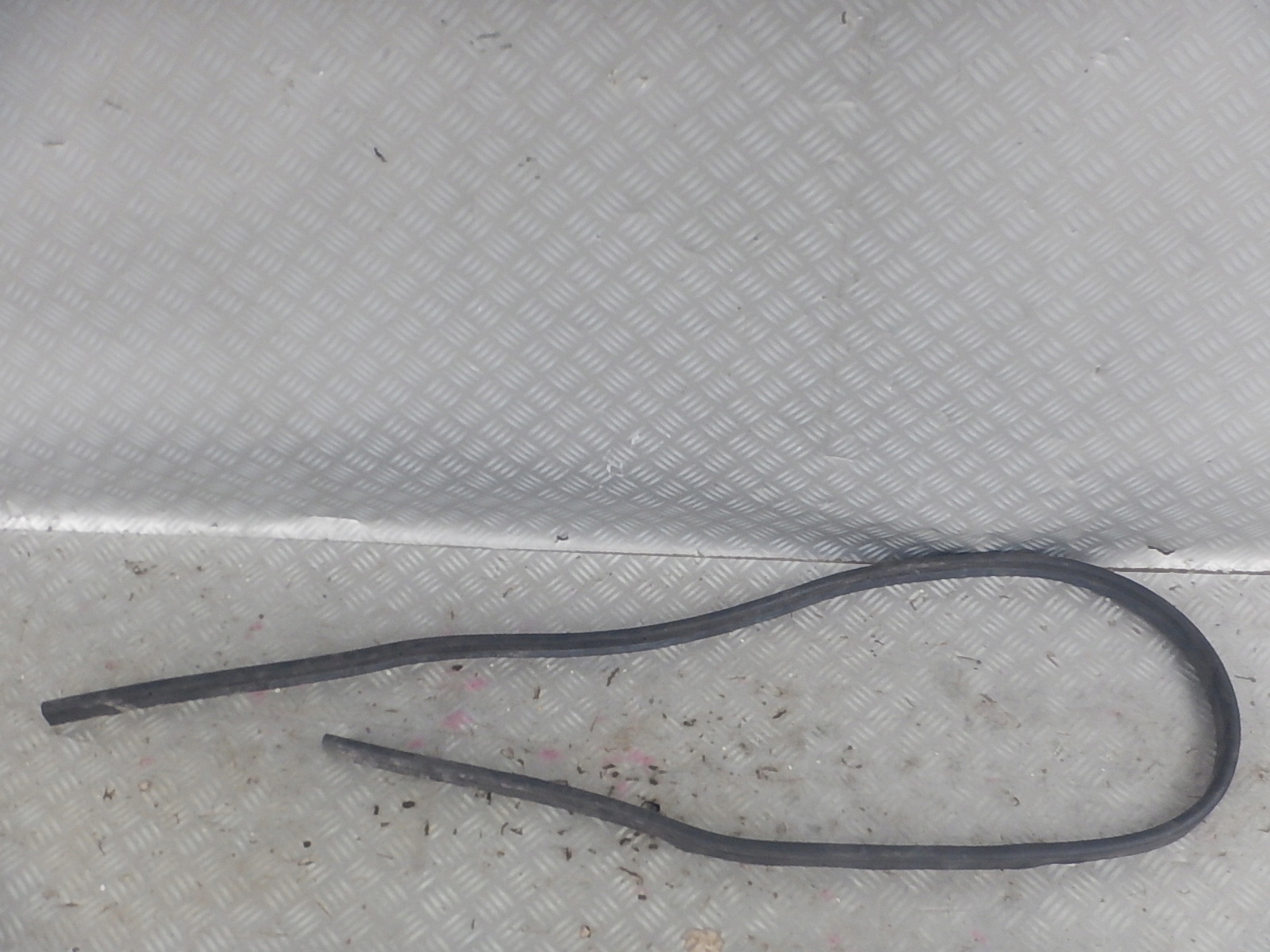 MERCEDES GLS USZCZELKA NA PAS PRZÓD POD MASKĘ