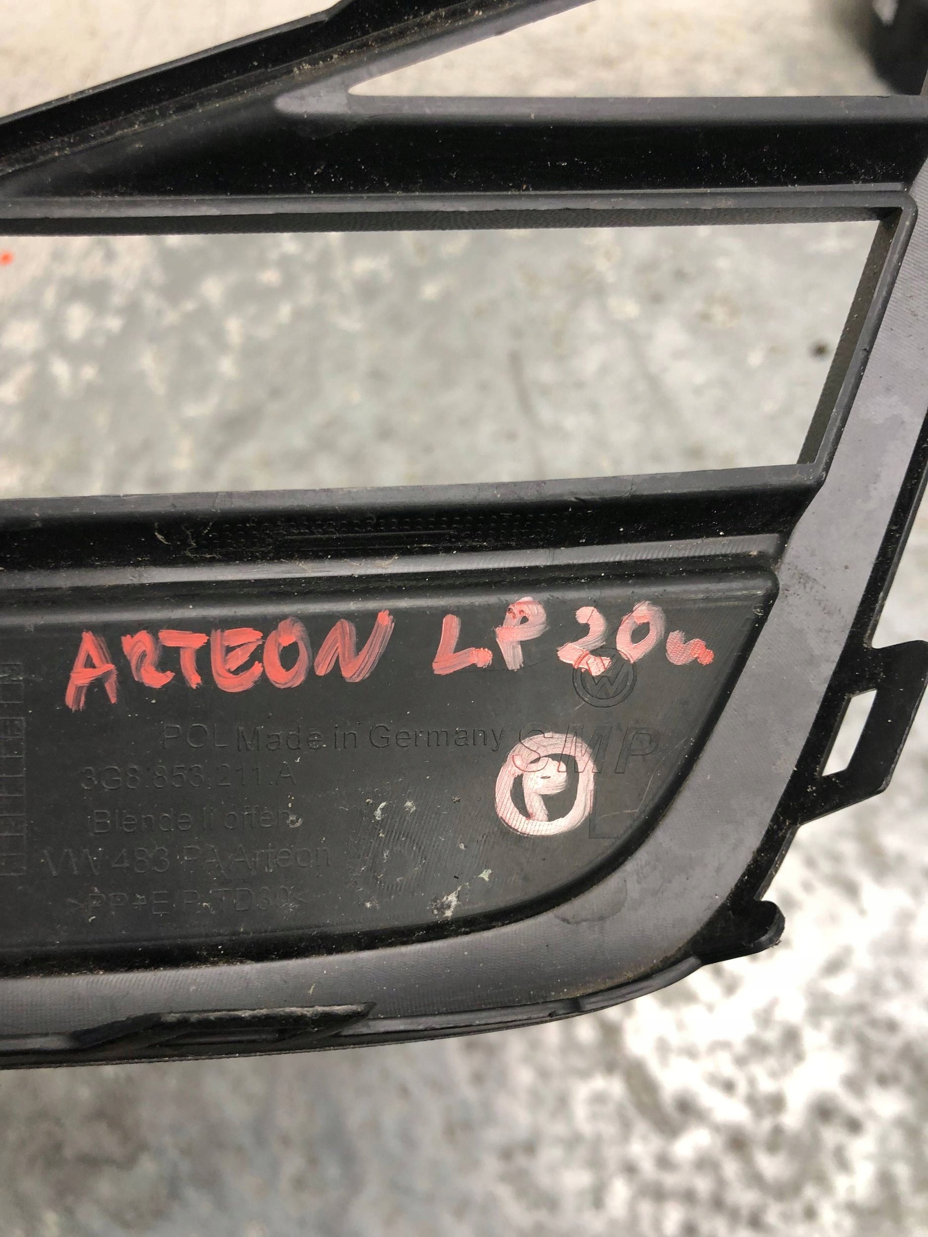 grid of a bumper left front VW ARTEON 3G8853211A