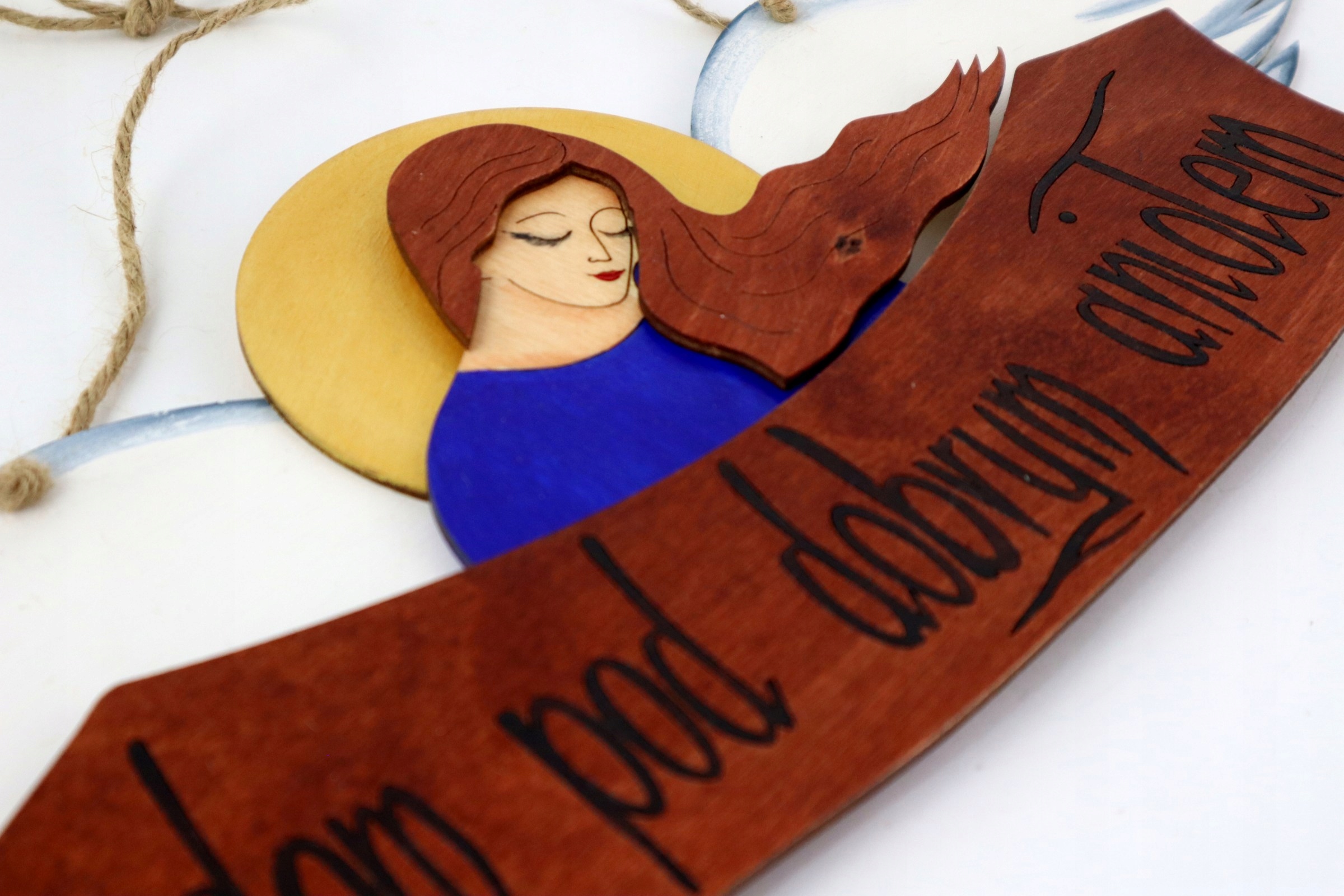 Dřevěný anděl v safírovém oblečení