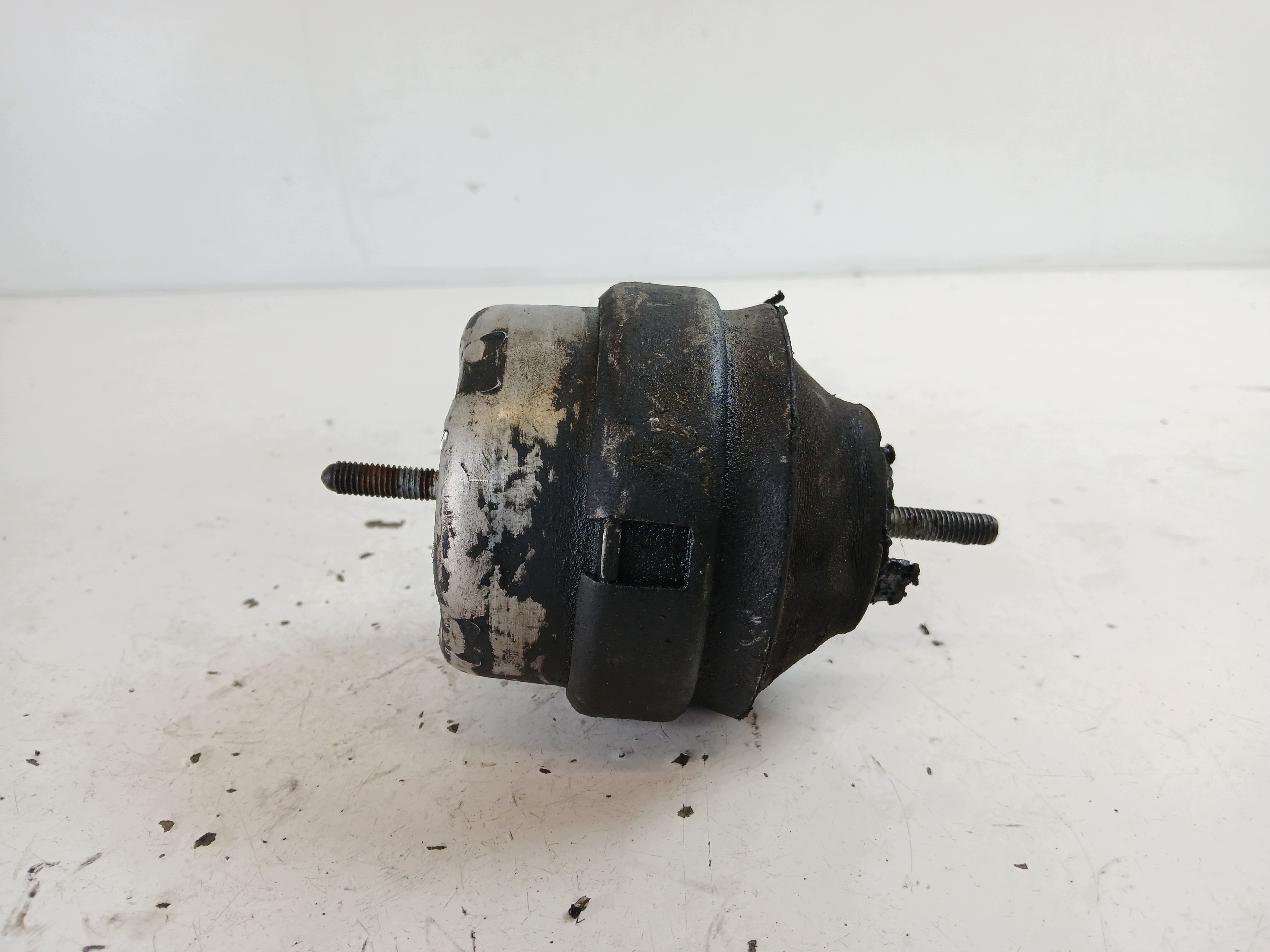 AUDI A6 C5 VW PASSAT B5 engine mount 8D0199379J