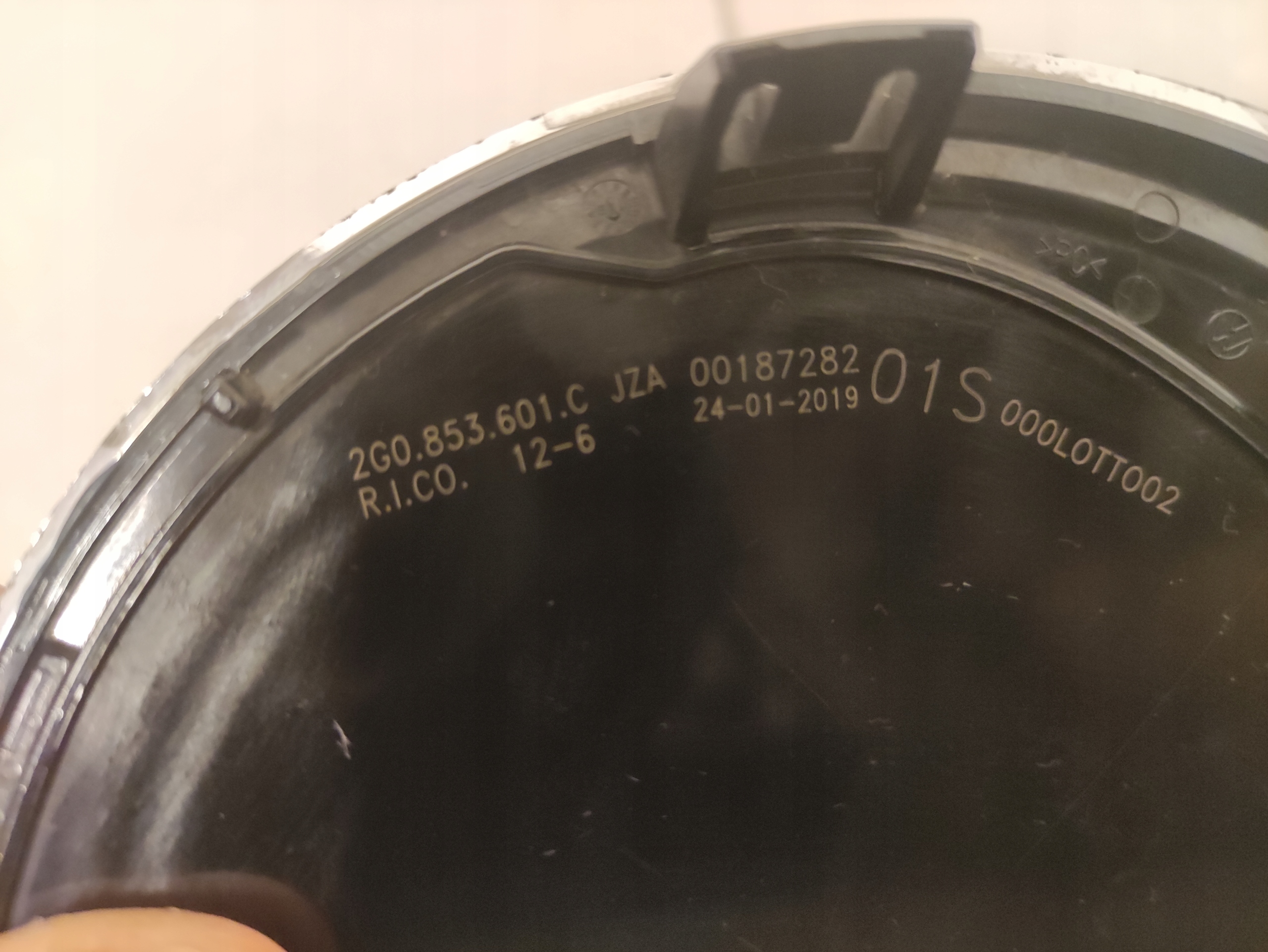 Emblemat w Grill pod radar VW T-ROC 2G0853601C Marka Volkswagen