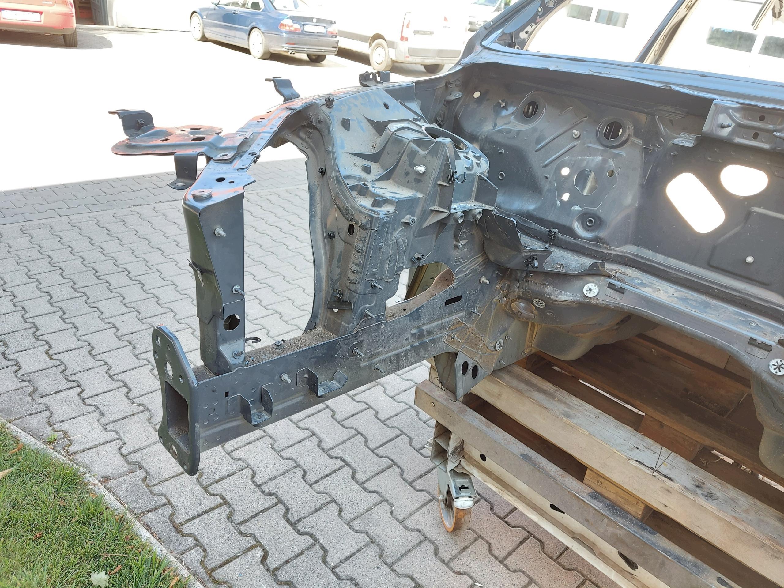 Audi Q8 E-TRON SportBack 4KE quarter right front front