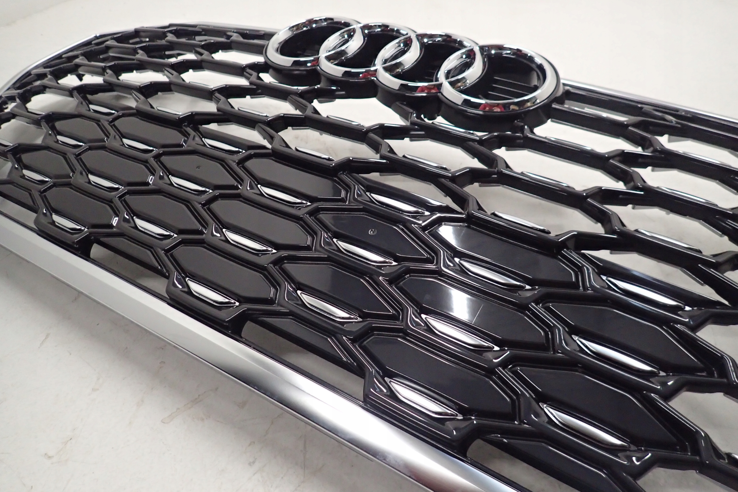 AUDI Q3 83F GRILL ATRAPA CHŁODNICY 83F853651 Typ samochodu Samochody osobowe