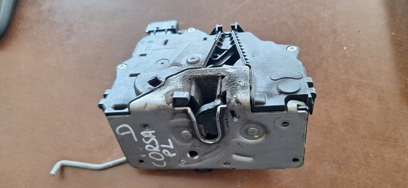 lock door left front OPEL CORSA D 55702895RT