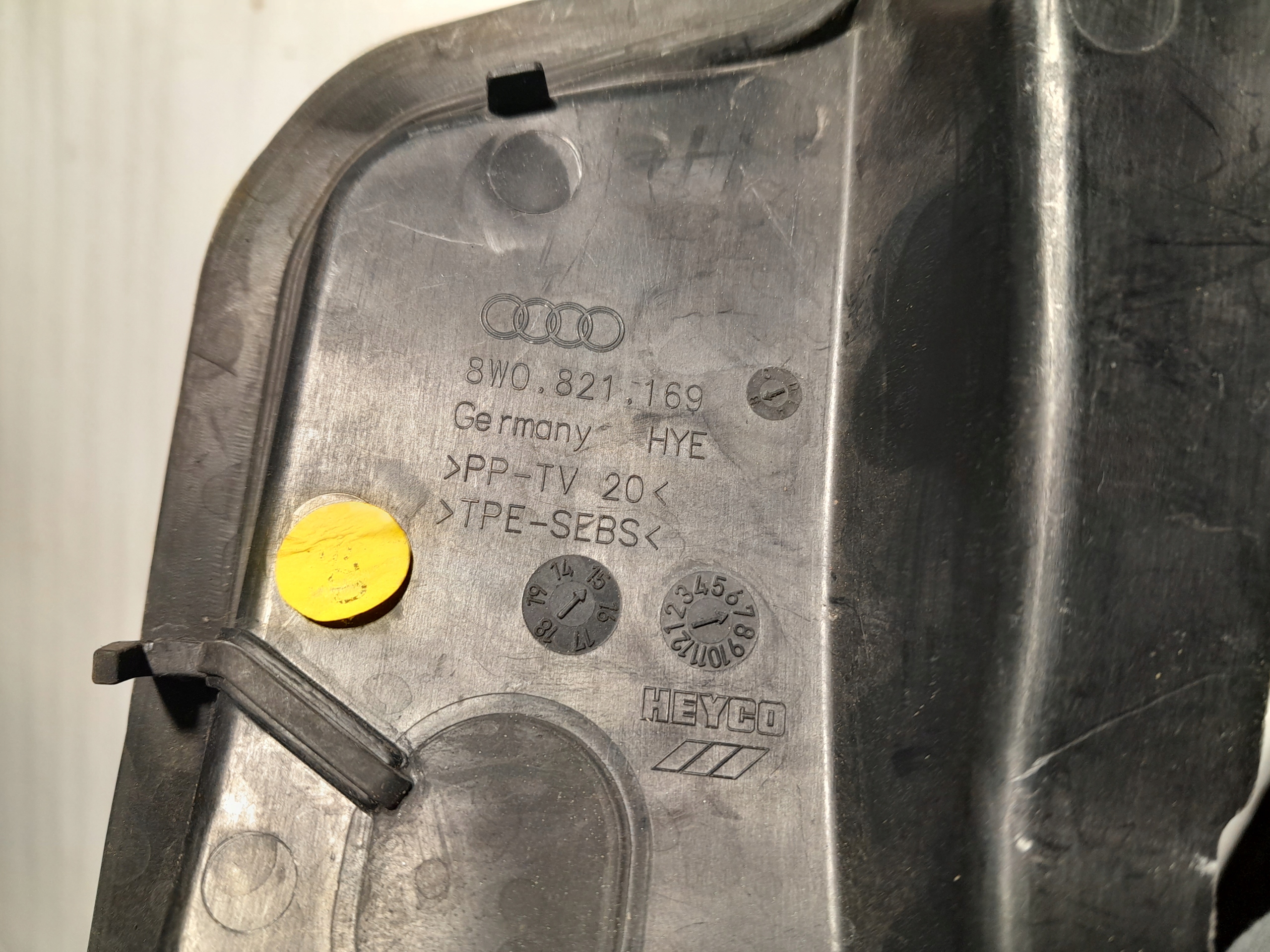 AUDI A4 B9 Couverture tablier moteur Interne Couverture Aile 8W0821169B