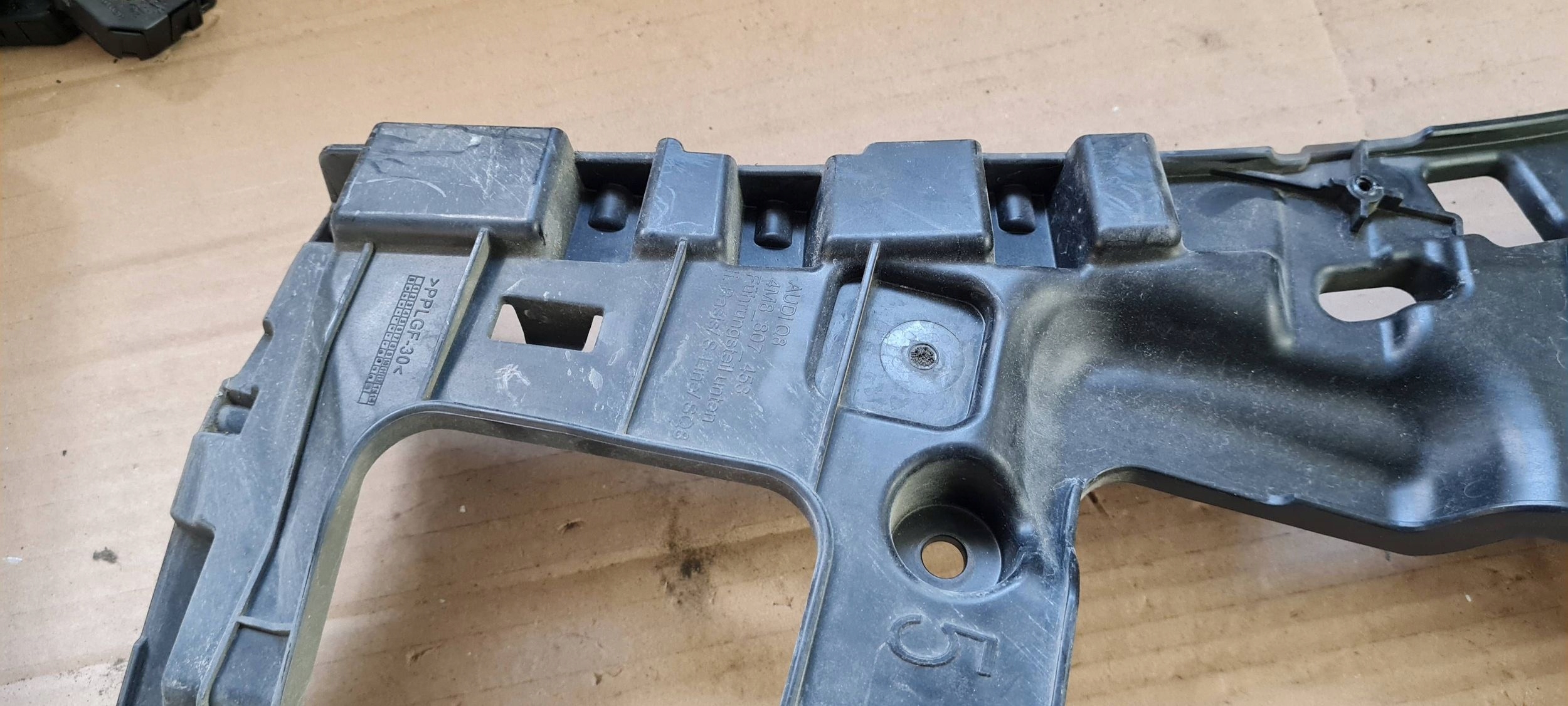 SQ8 4M Q8 support bracket holder of a bumper left rear part 4M8807453