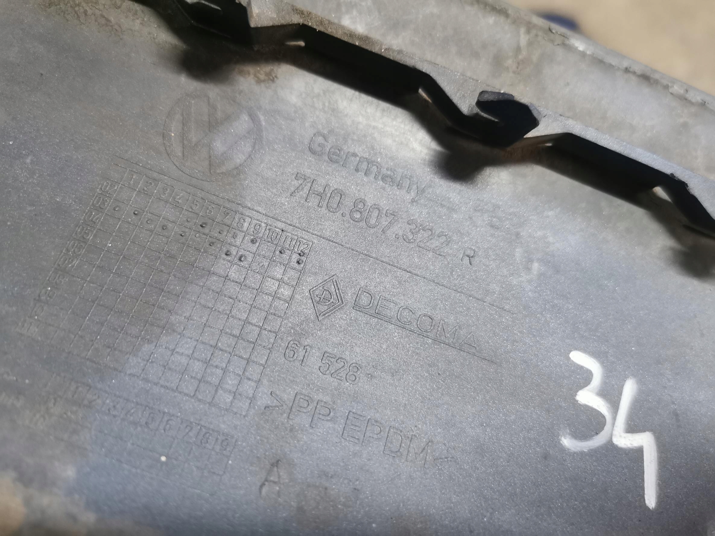 Ecke der Stoßstange unter LAMPE rechts heck VW T5 7H0807322