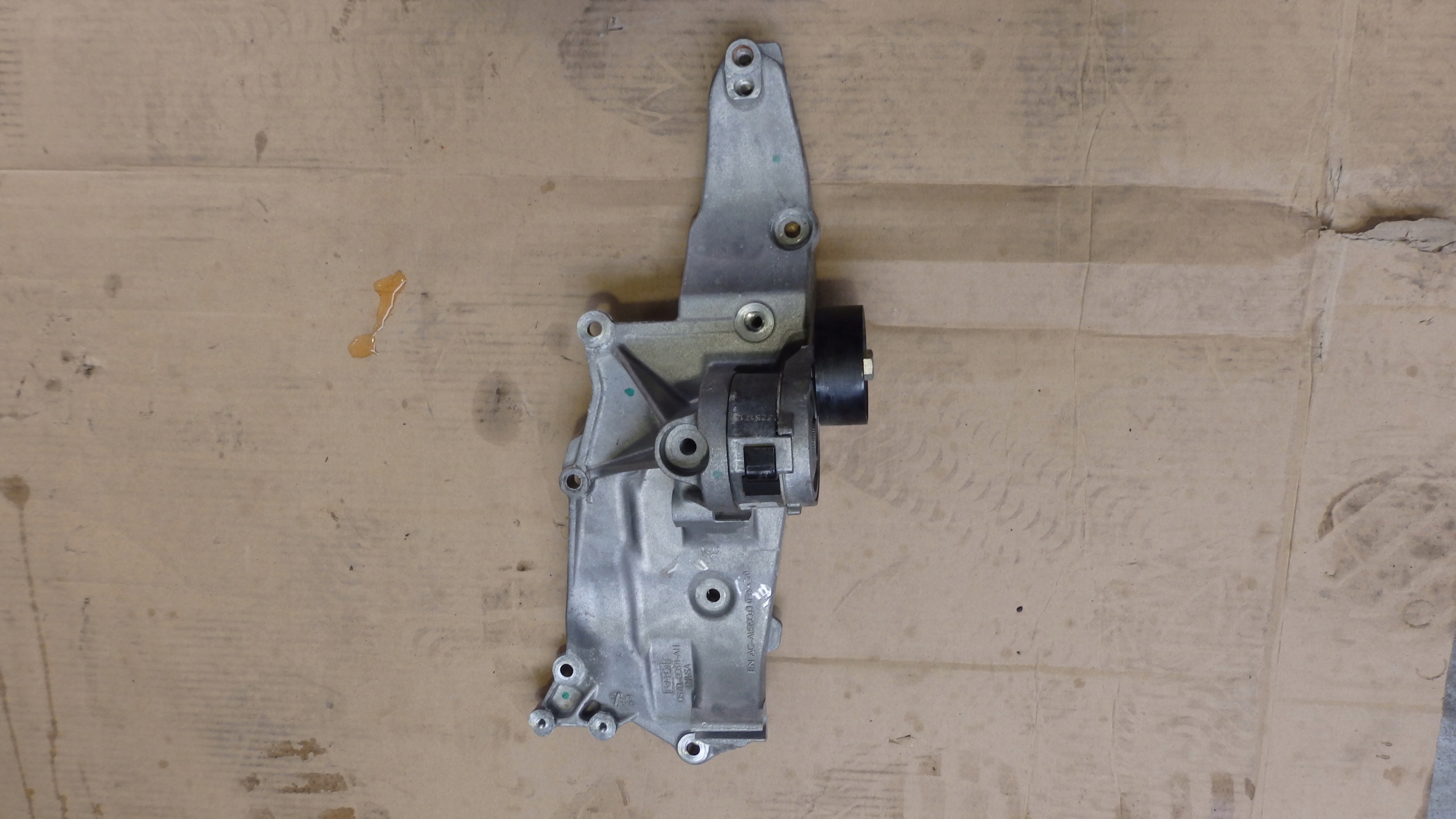 DS7Q-8D611-AH - FORD Kuga MONDEO 2.0 TDCi E6 кріплення генератора