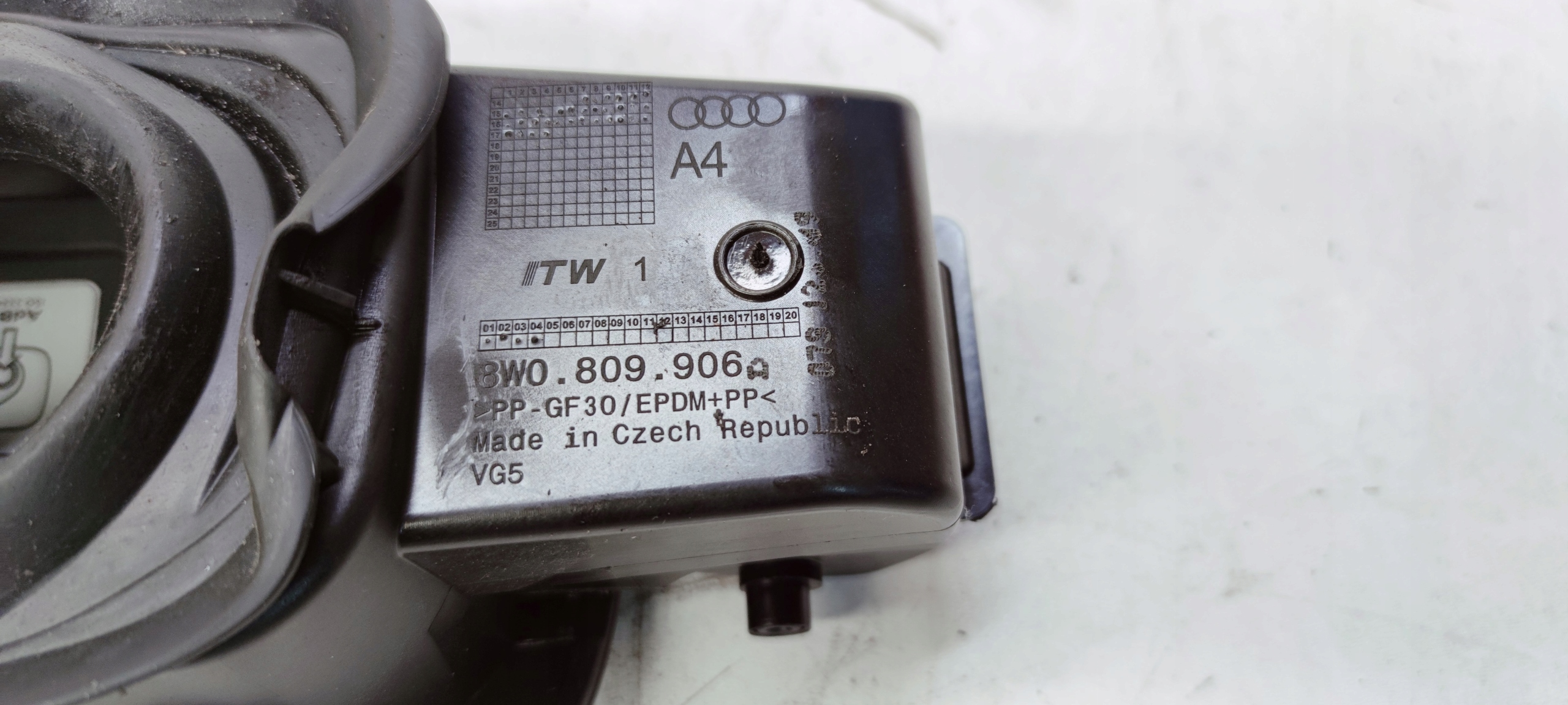 Volet trappe carburant Carburant AUDI A4 B9 8W0809906A LY9B