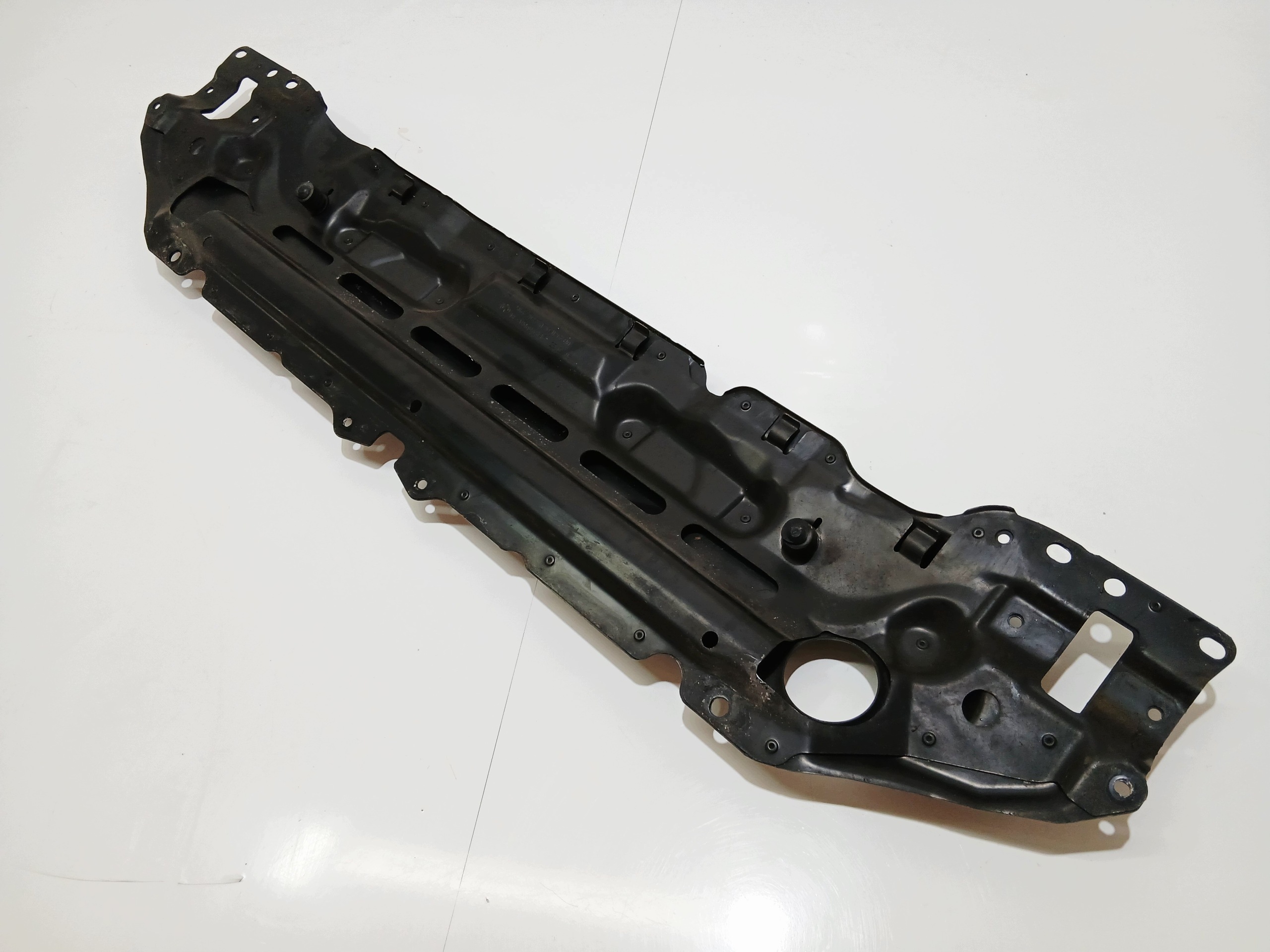 držák stěny předního BMW E60 E61 OE 7033741 (0000967)