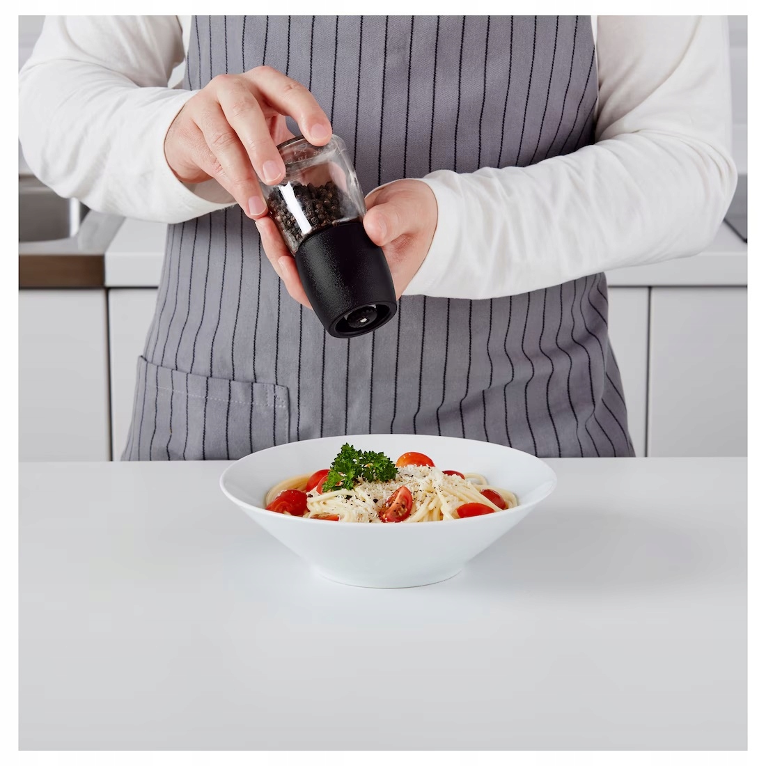 IKEA 365+ IHARDIG młynek do przypraw/ pieprzu/ soli, szklany pojemnik Kolor czarny przezroczysty