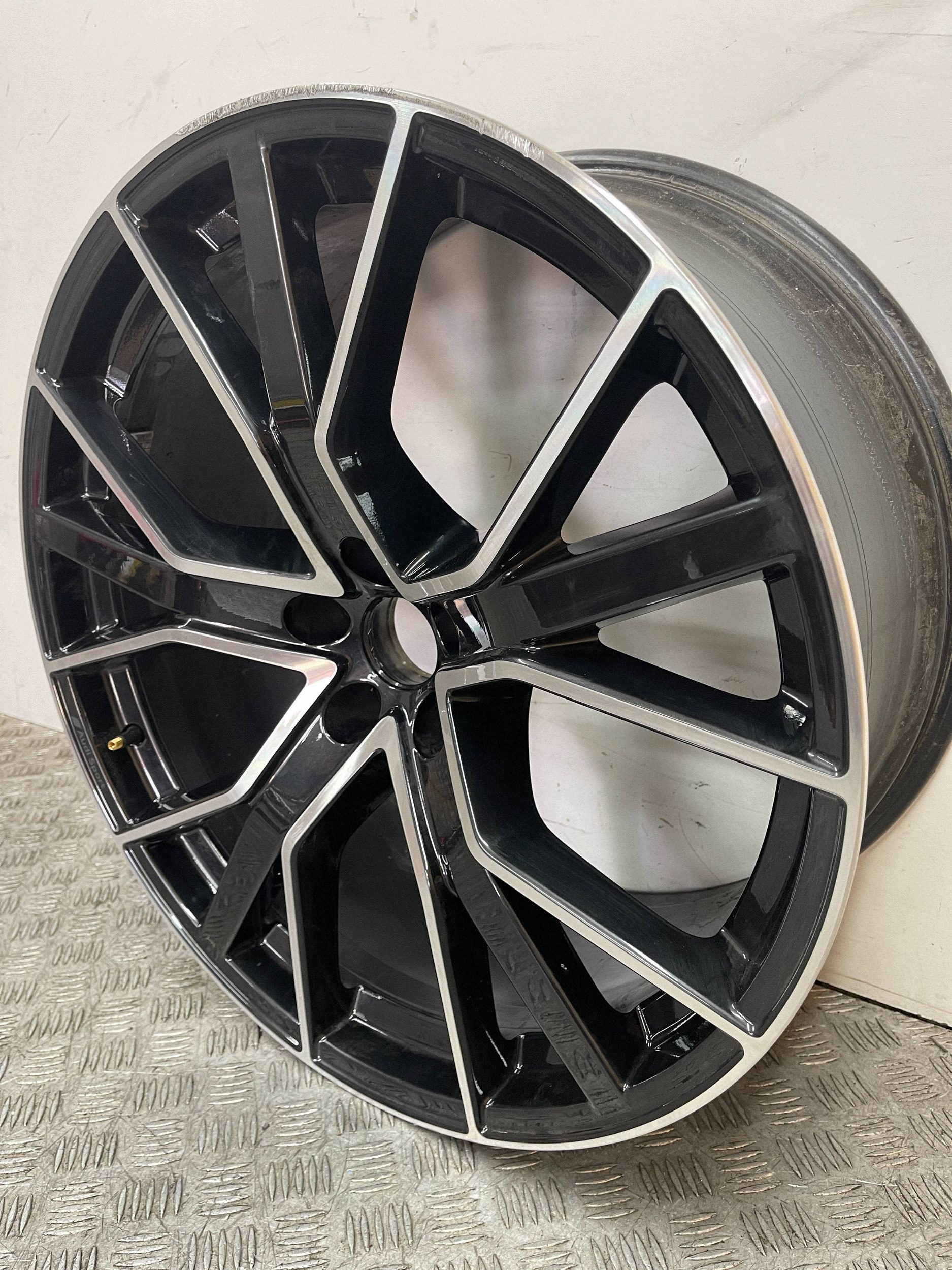 disk hliníkový Audi Q8 Q7 10x22 ET26 4M0601025DS