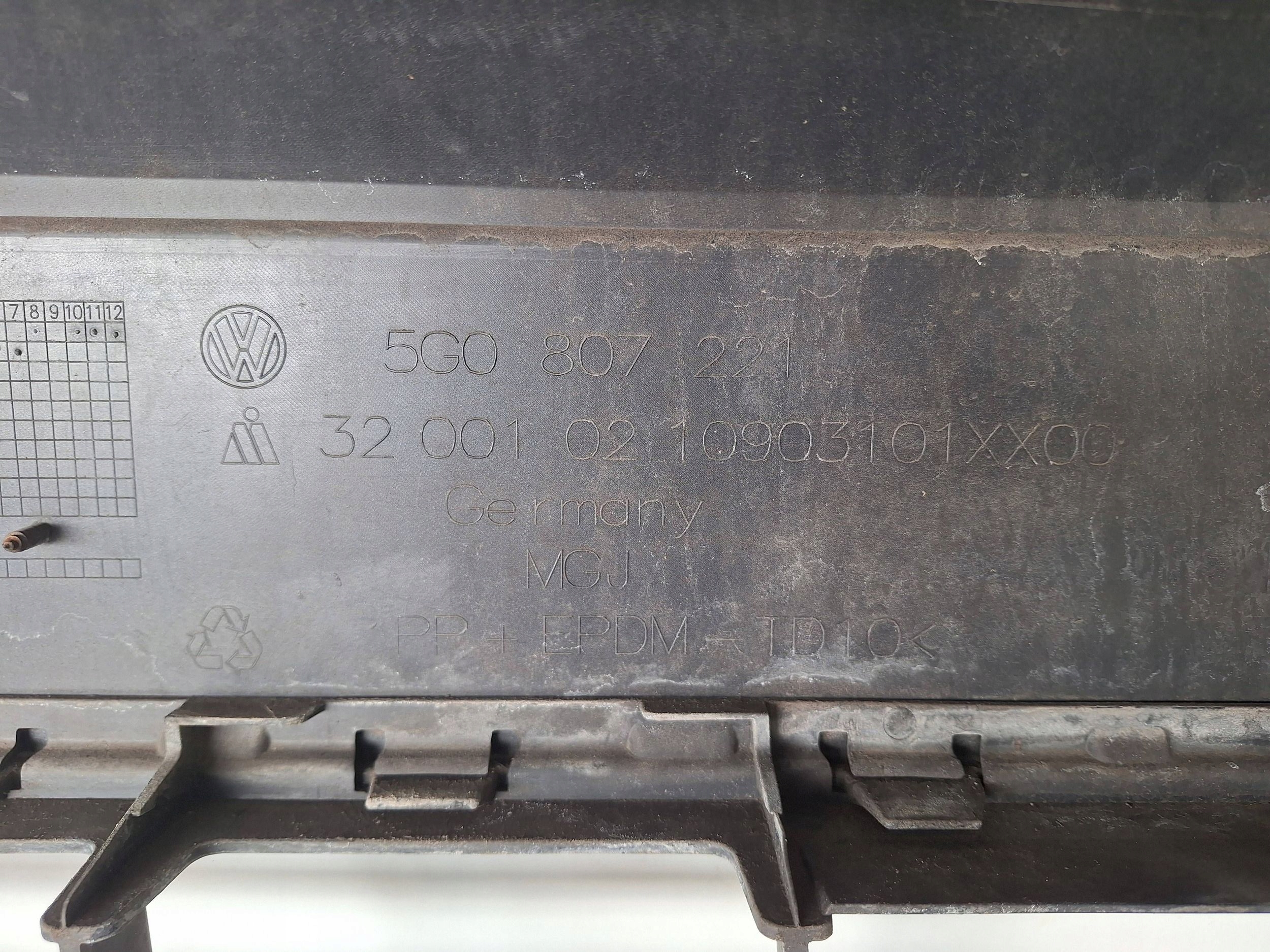 VOLKSWAGEN GOLF VII 12-16 bumper + grille 5G0807221