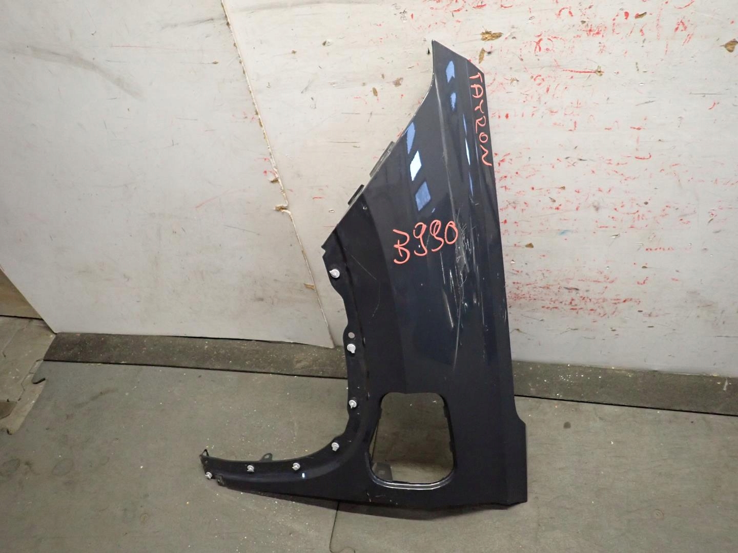 fender front front left VW TAYRON 2024