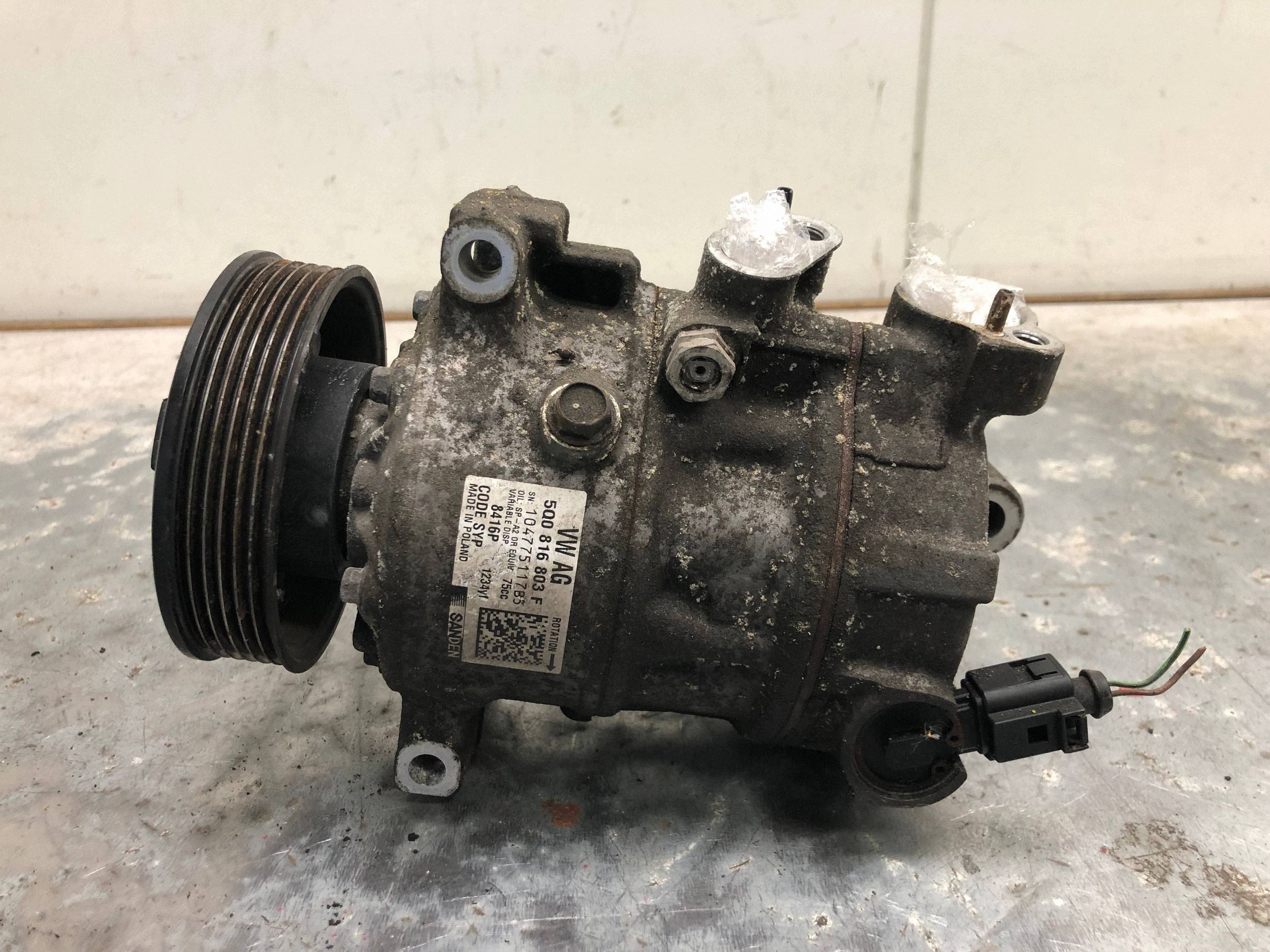 compressor compressor; of the air conditioning SKODA RAPID 5Q0816803F