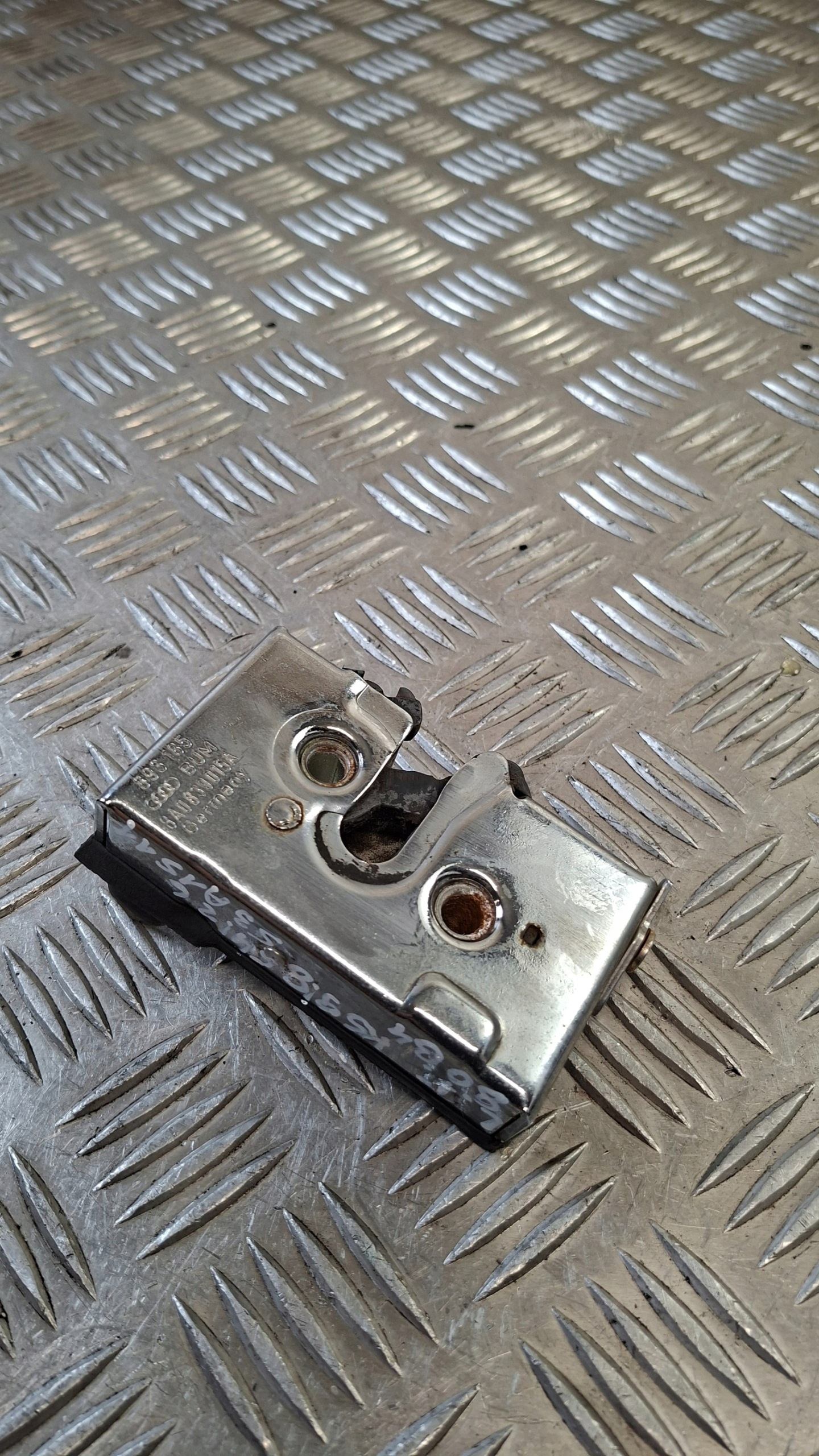 lock door left rear part AUDI 80 B4