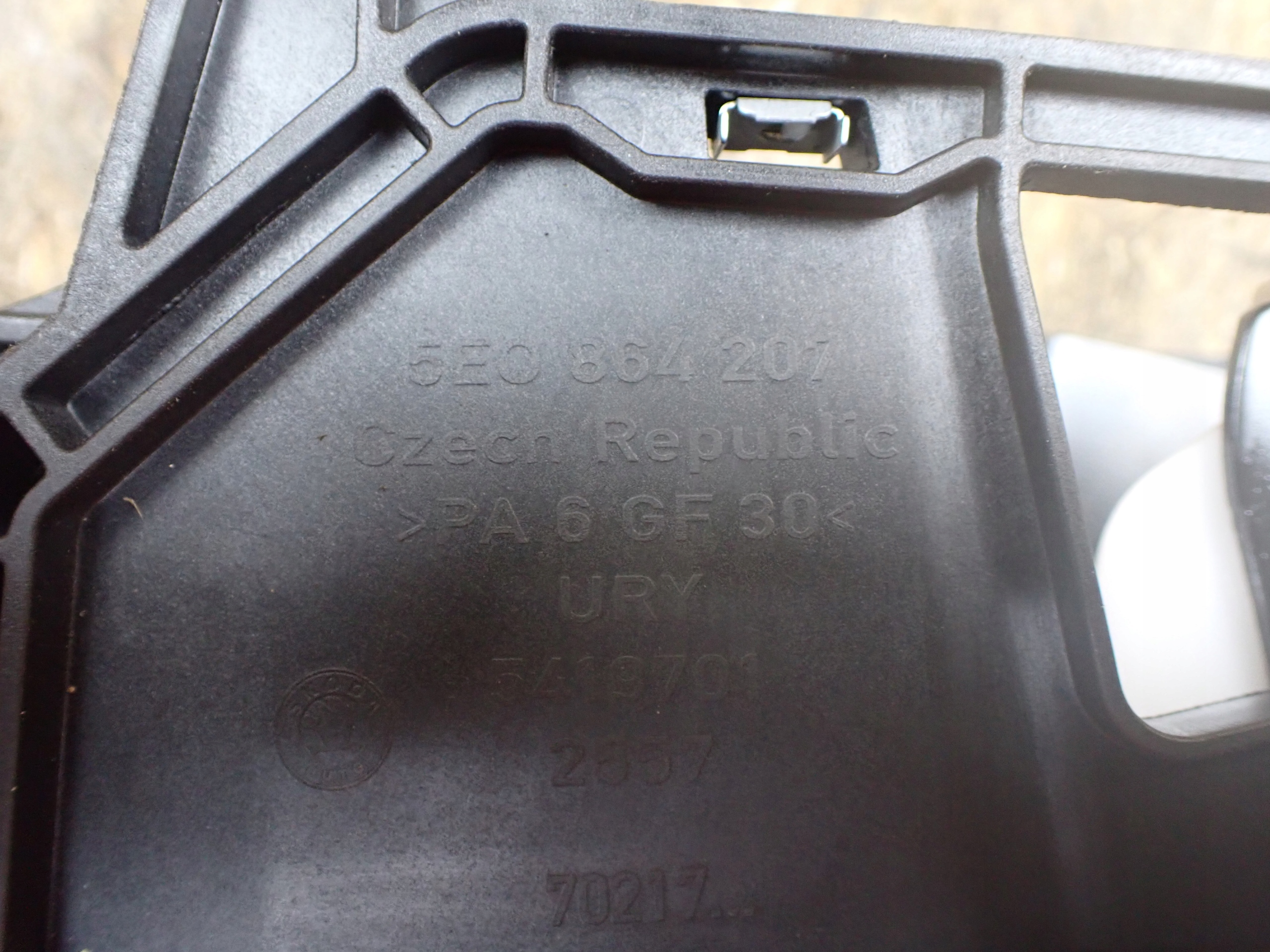 подлокотник SKODA OCTAVIA III 2019 европа 4X4 универсал 5E0864207