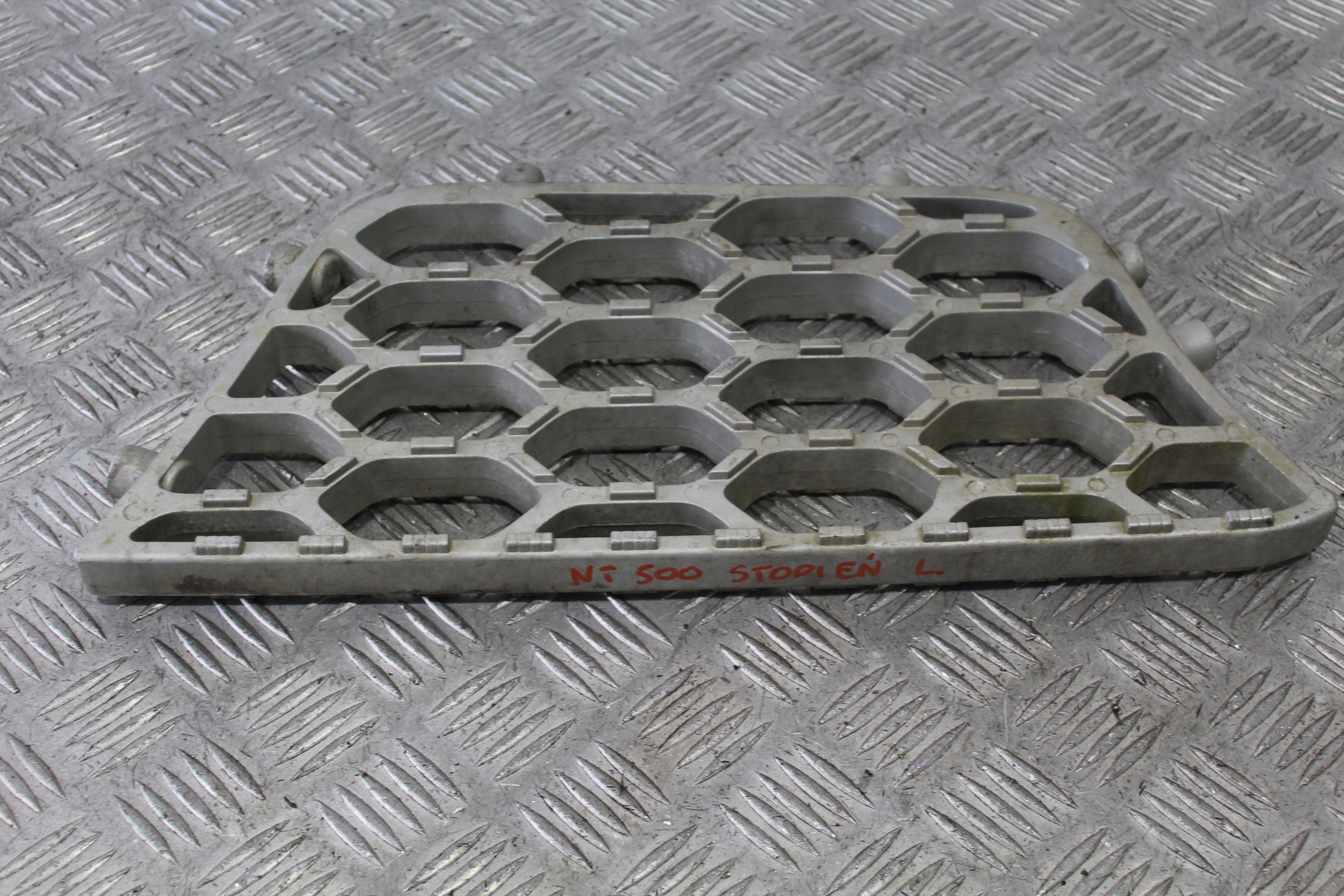 СТУПІНЬ ЛІВА NISSAN NT500