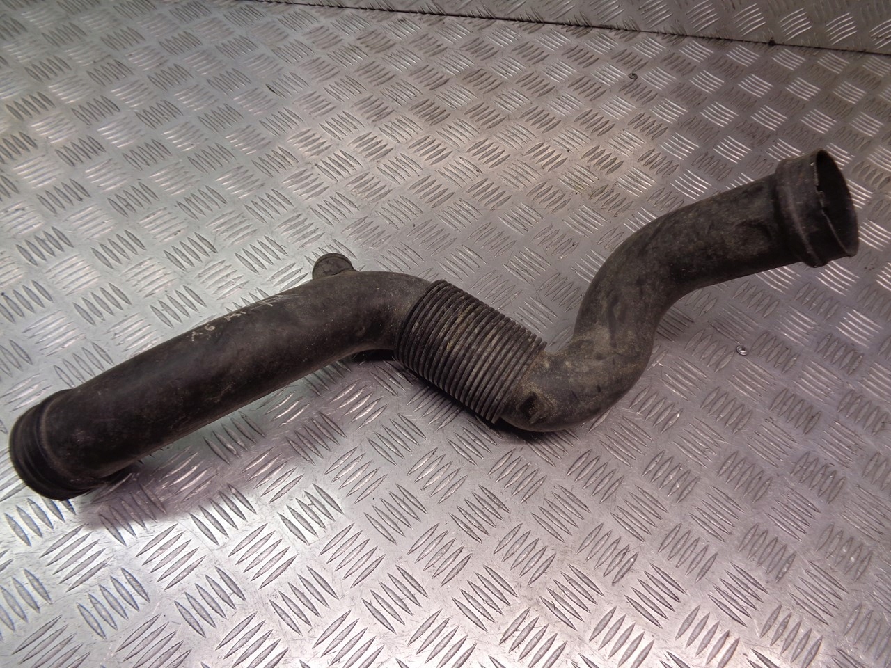 патрубок труба Воздух Audi A2 1.6 8Z0129627D