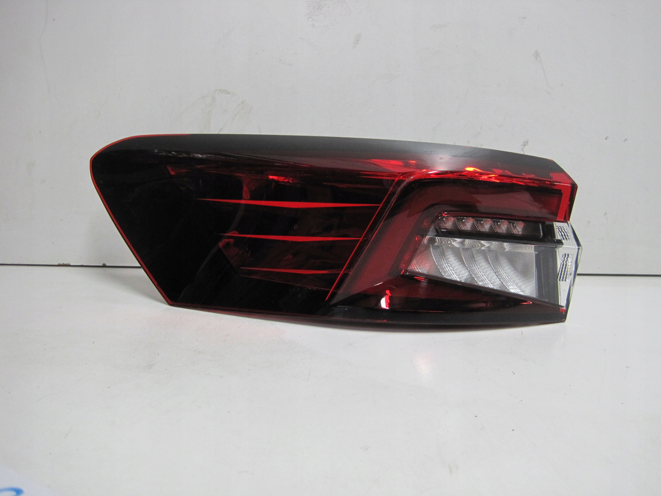 light SKODA SUPERB 4 IV 3P0945095 rear part rear left