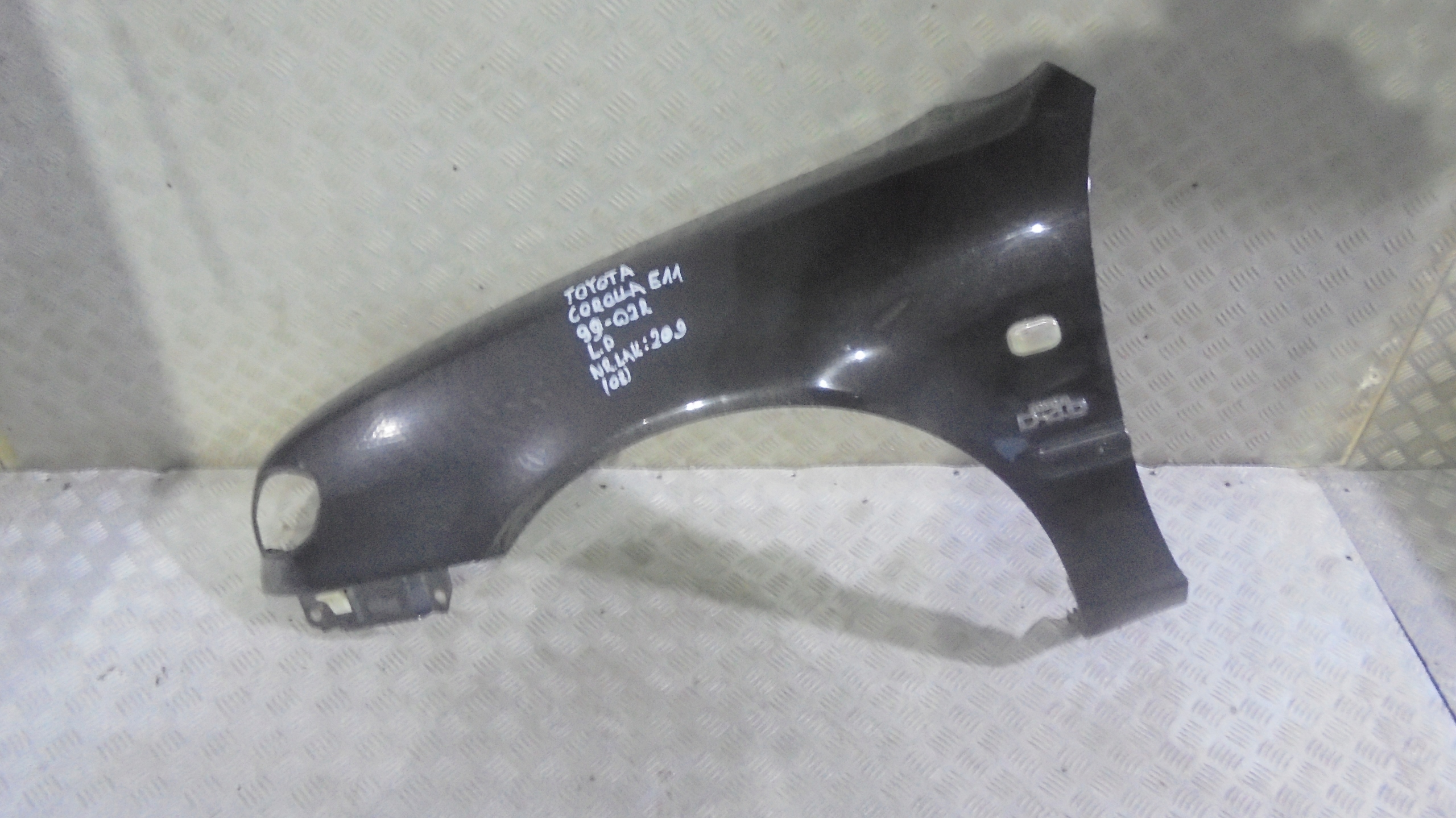 BŁOTNIK PRZÓD PRAWY TOYOTA COROLLA E11 209